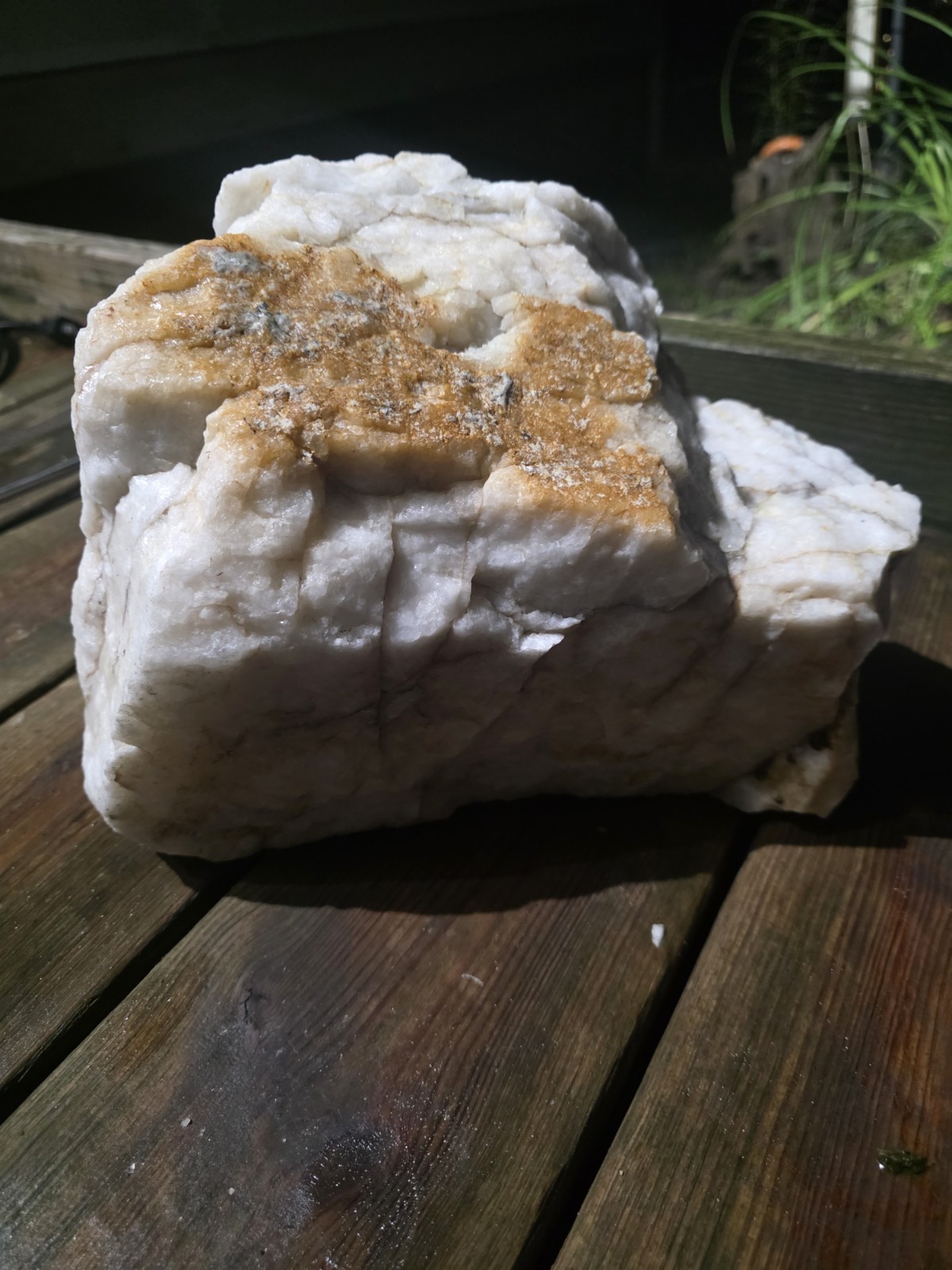 NATURAL ROUGH MILKY QUARTZ 30 LBS