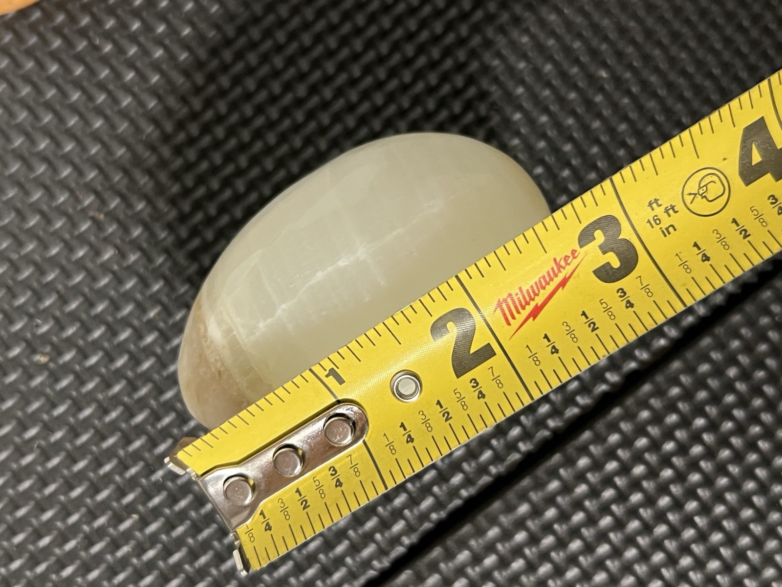 Green Onyx Polished Stone Egg. 2 1/2 in high, 1 3/4 in wide. Preowned.