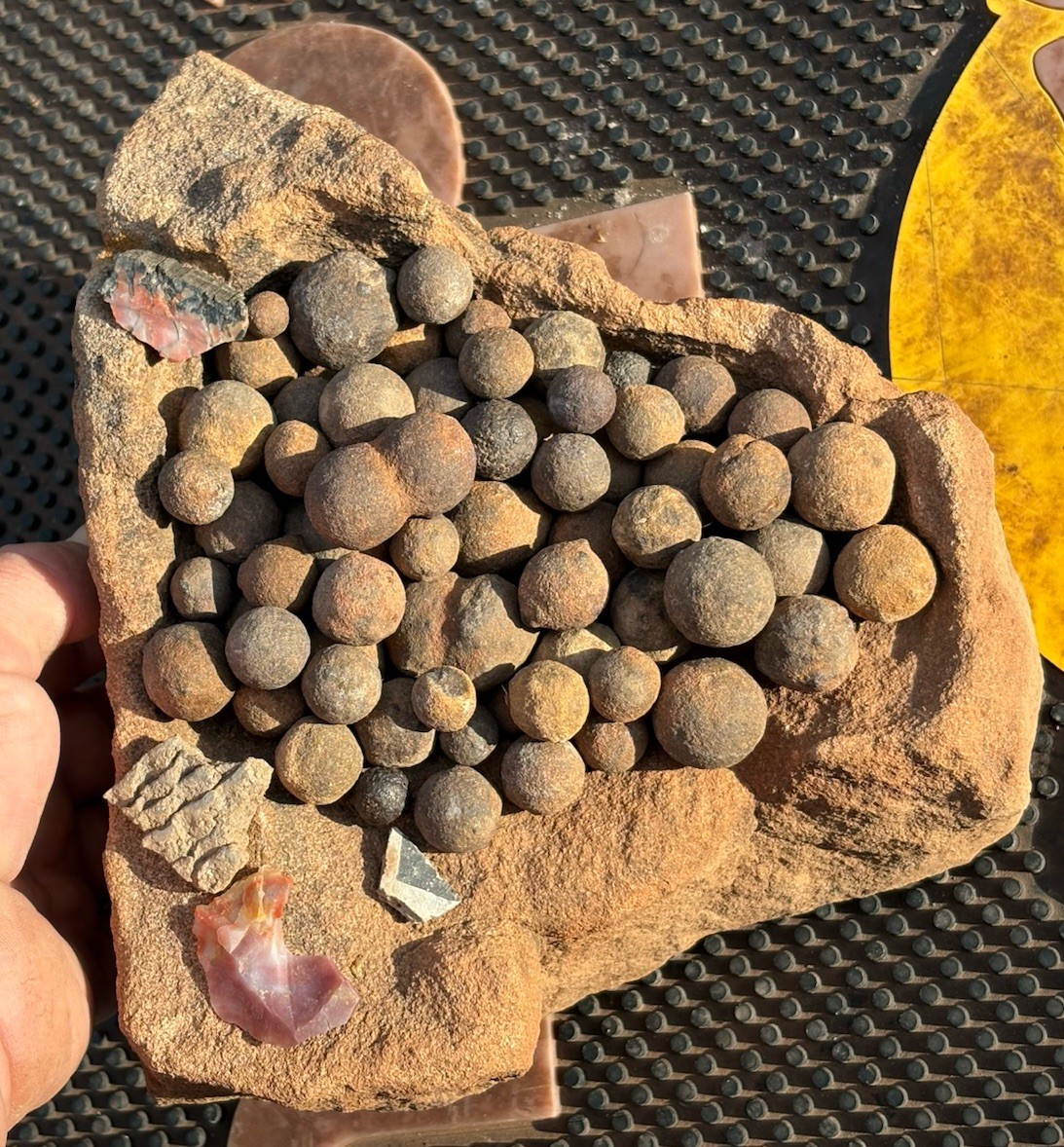 ☘️RR⛏️: Moqui Marbles/Shards On Sandstone Base High Desert Northeast Az. 6.75 Lb