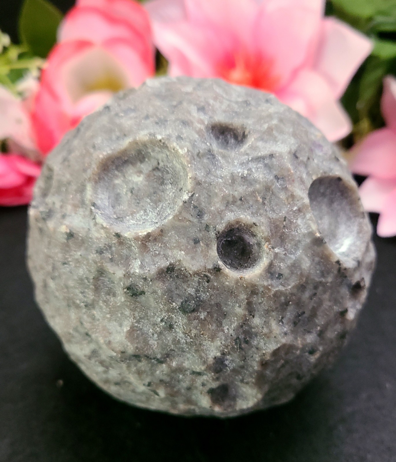 XXL 4″ 1,166g 100mm UV Reactive Glow Yooperlite Full Moon Stone Carving