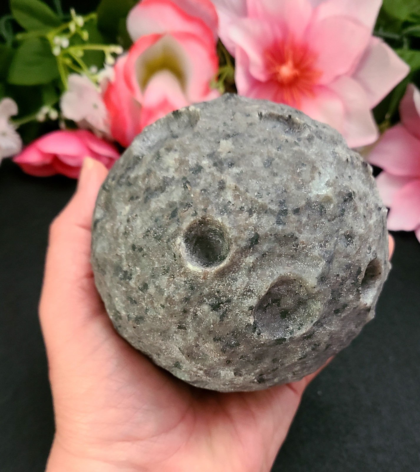 XXL 4″ 1,166g 100mm UV Reactive Glow Yooperlite Full Moon Stone Carving