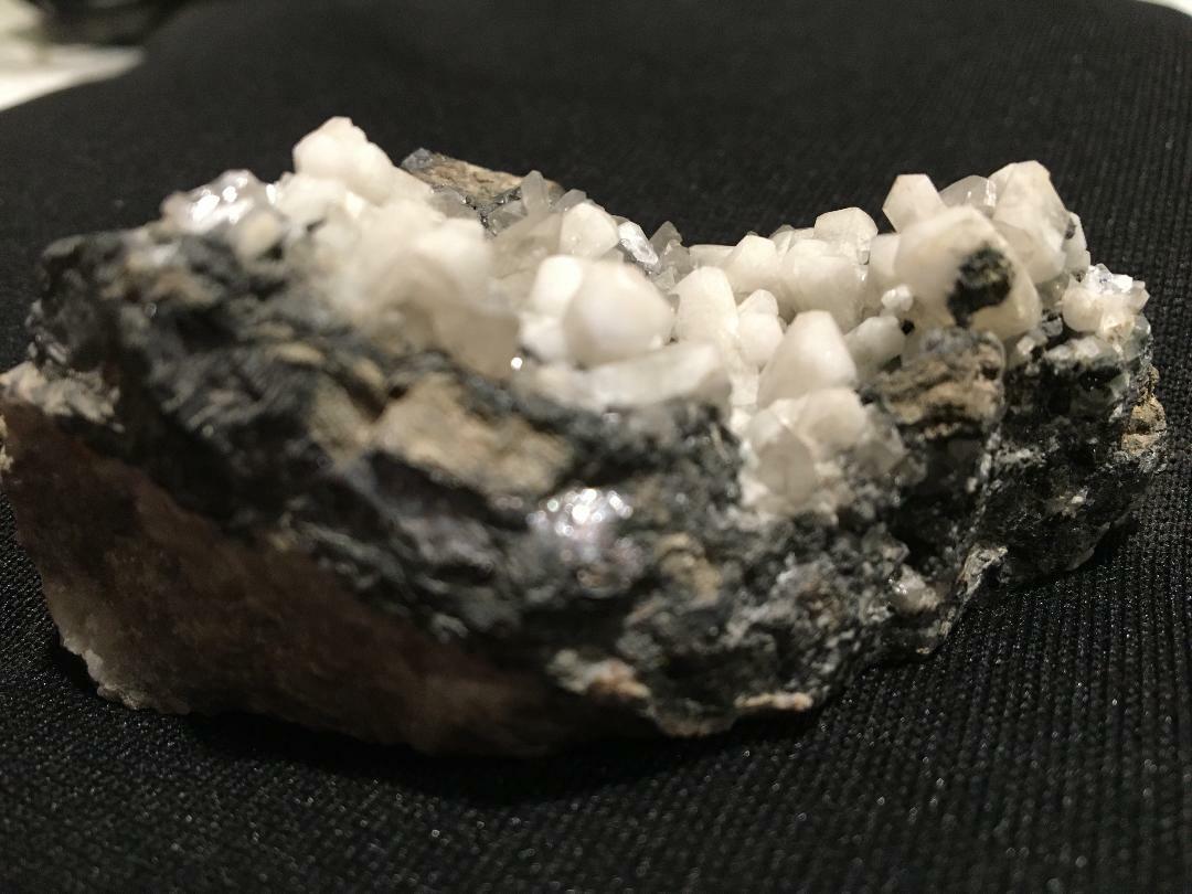 KB: BRIGHT SW FL. WHITE/CREAM TARNOWIZITE XLS. FROM TOUISSIT, MOROCCO