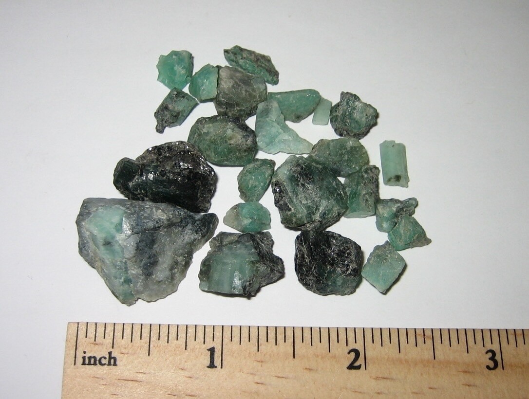 23 SMALL NATURAL ROUGH 0.2″- 0.5″ EMERALD GREEN BERYL CRYSTALS BRAZIL ~ 23.2g *2
