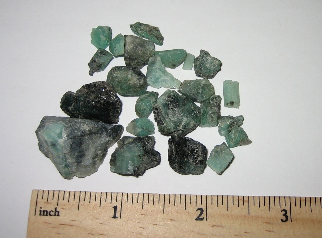 23 SMALL NATURAL ROUGH 0.2″- 0.5″ EMERALD GREEN BERYL CRYSTALS BRAZIL ~ 23.2g *2