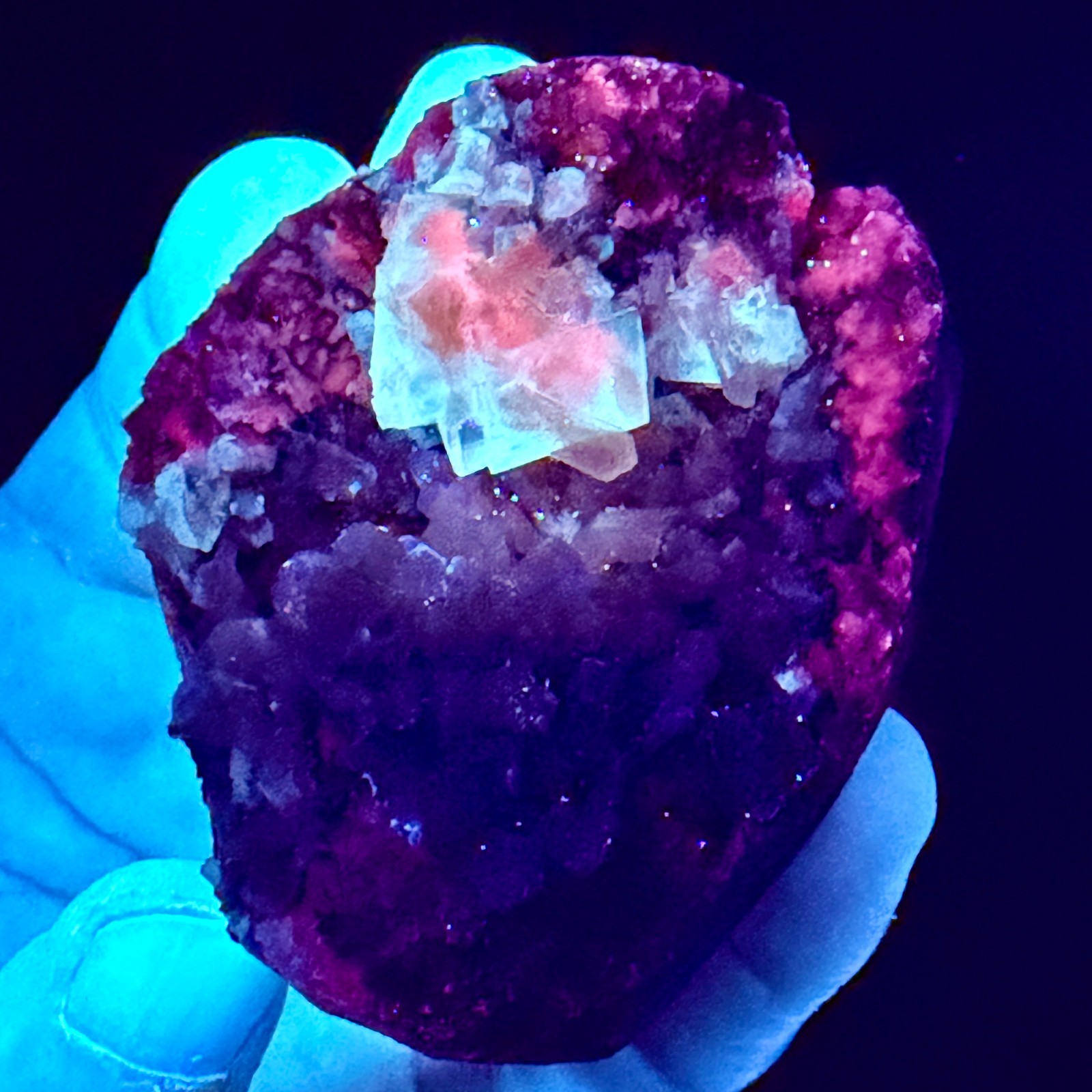 Rare Calcite Stellerite Julgodite Geode India Dual Wave UV Fluorescent Stand