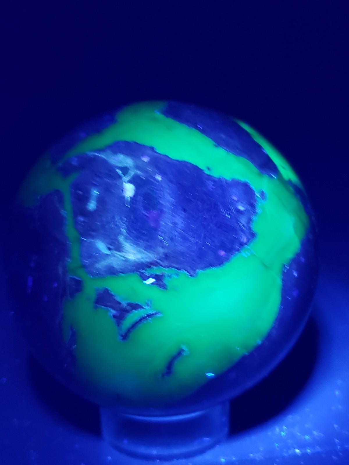 2.85″ Football Agate Volcanic Sphere Ball Orb Stunning Green UV, 526g or 1.2 lbs