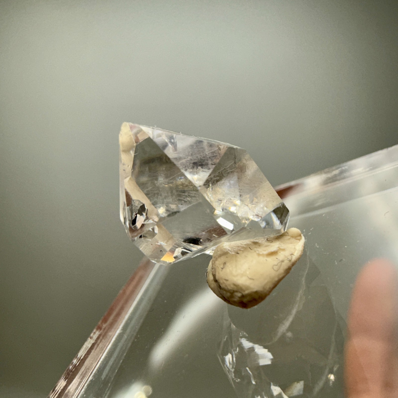 1.54 g Enhydro A-Grade Herkimer Diamond Gem w/ Moving Hydrocarbon