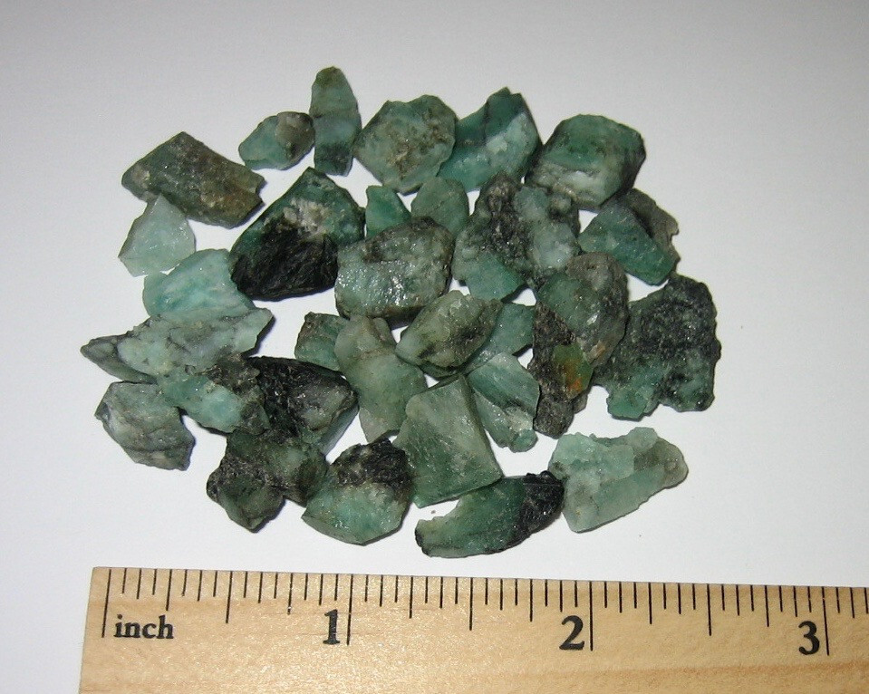 30 SMALL NATURAL ROUGH 0.2″- 0.5″ EMERALD GREEN BERYL CRYSTALS BRAZIL ~ 30.2g *A