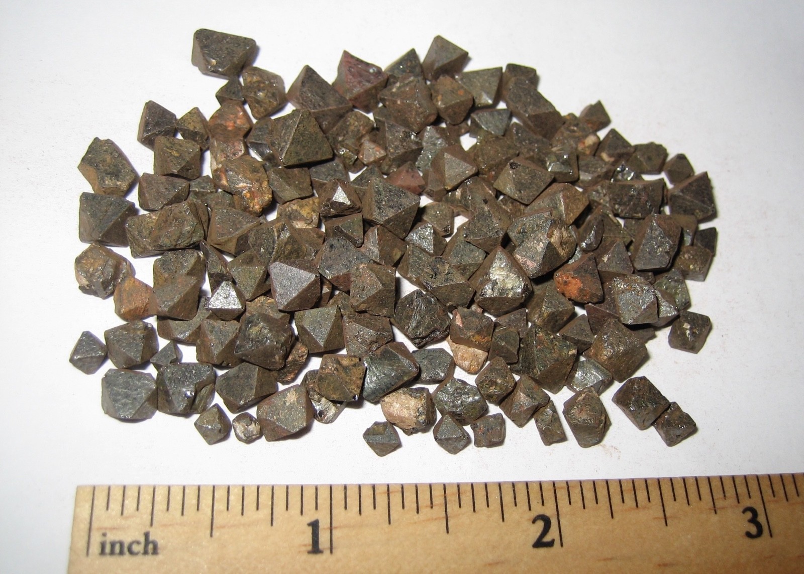 PILE TINY NATURAL ROUGH 0.2″- 0.3″ MAGNETITE CRYSTAL MINERALS FROM BRAZIL 68g *5