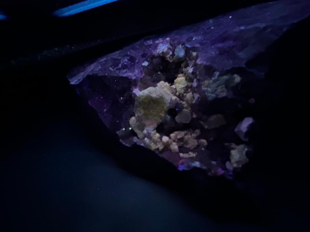 KB: BRIGHT! FL. YELLOW/WHITE SW/LW WELOGANITE XLS. FROM FRANCON QUARRY, CANADA