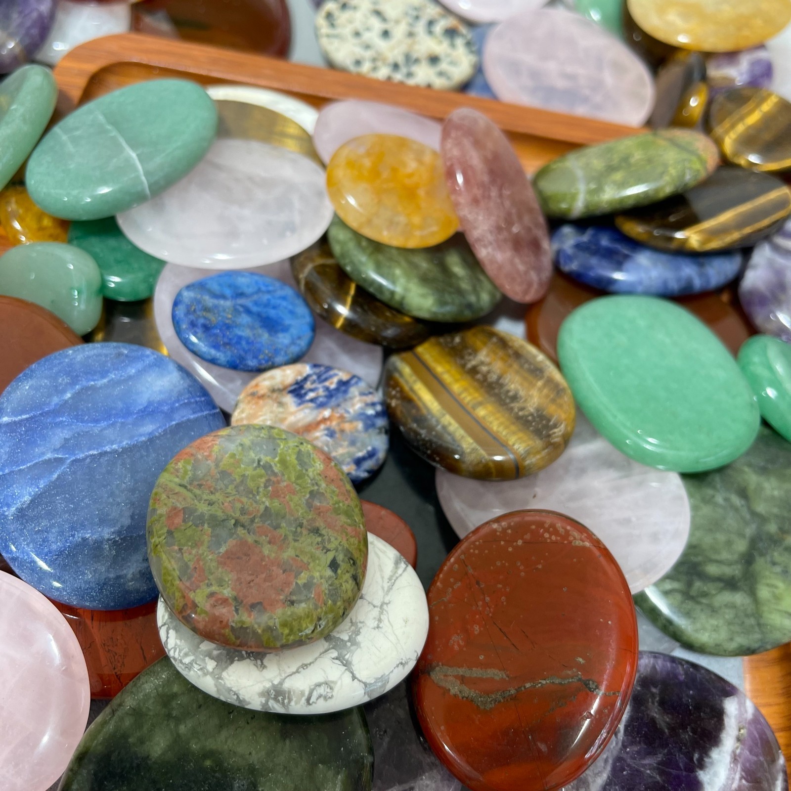 Wholesale Lot 10PCS Natural Mix Quartz Palm Stones Crystal Healing