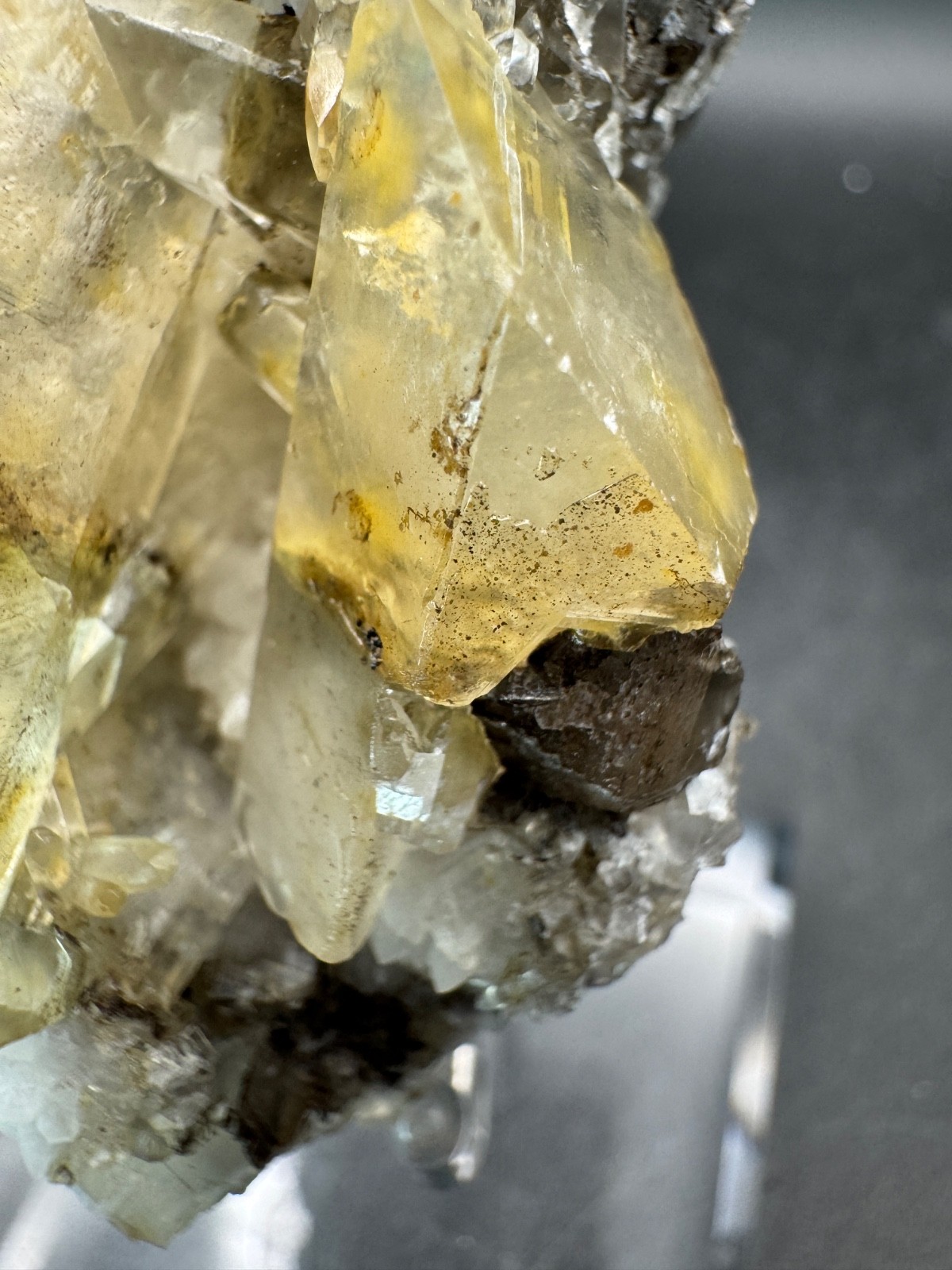 6557 Auralight Calcite on White Quartz BRIGHT UV Fu Jian 100g