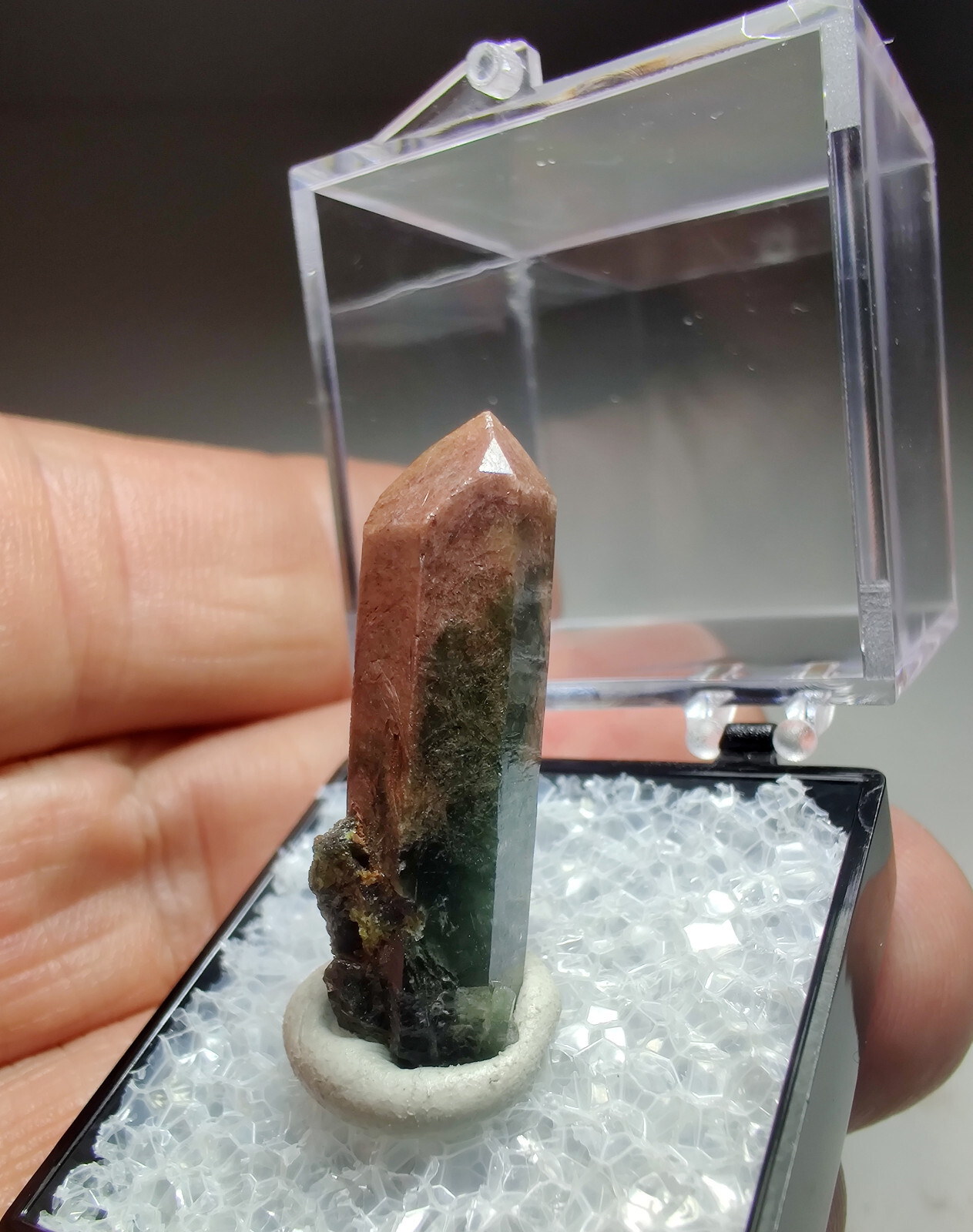 Epidote included Quartz crystal. Balochistan, Pakistan. 3 cm.