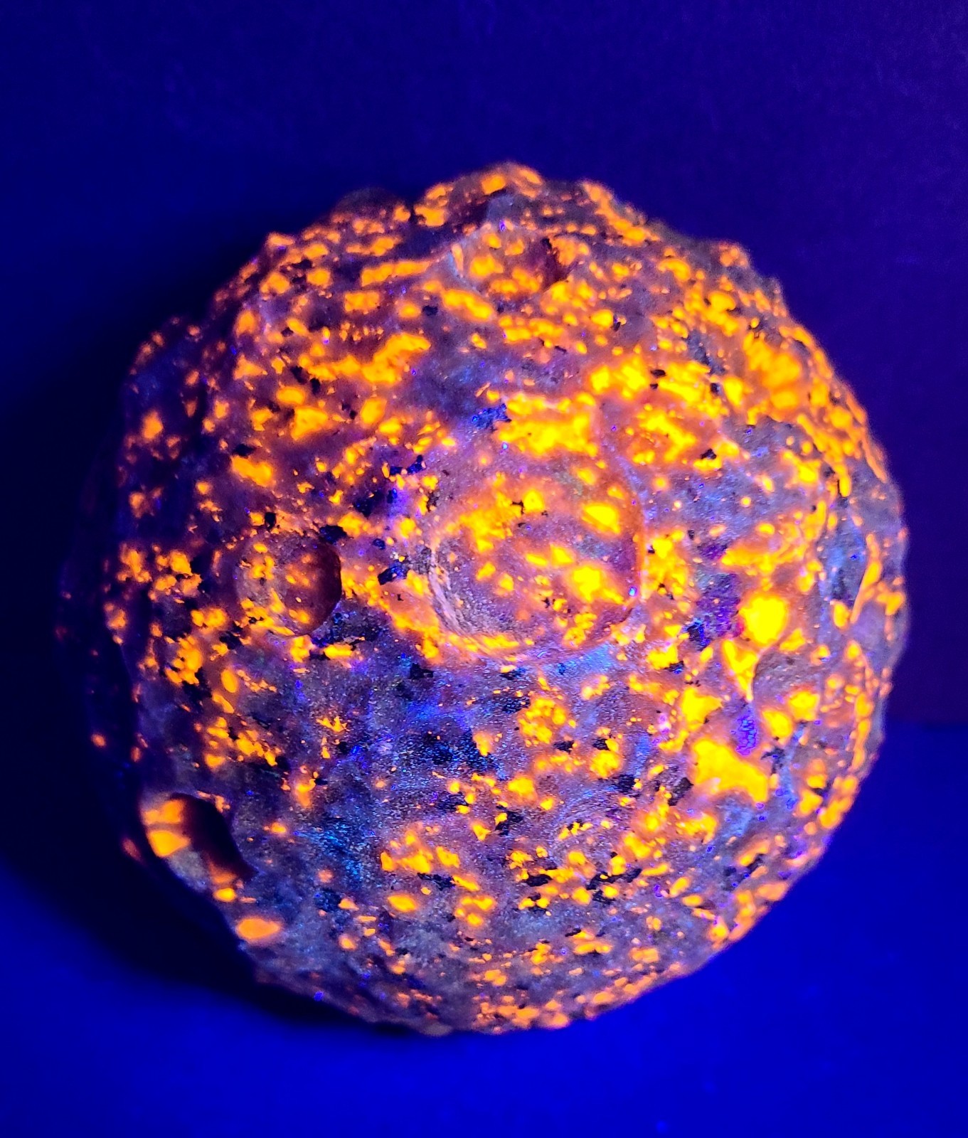XXL 4″ 1,166g 100mm UV Reactive Glow Yooperlite Full Moon Stone Carving