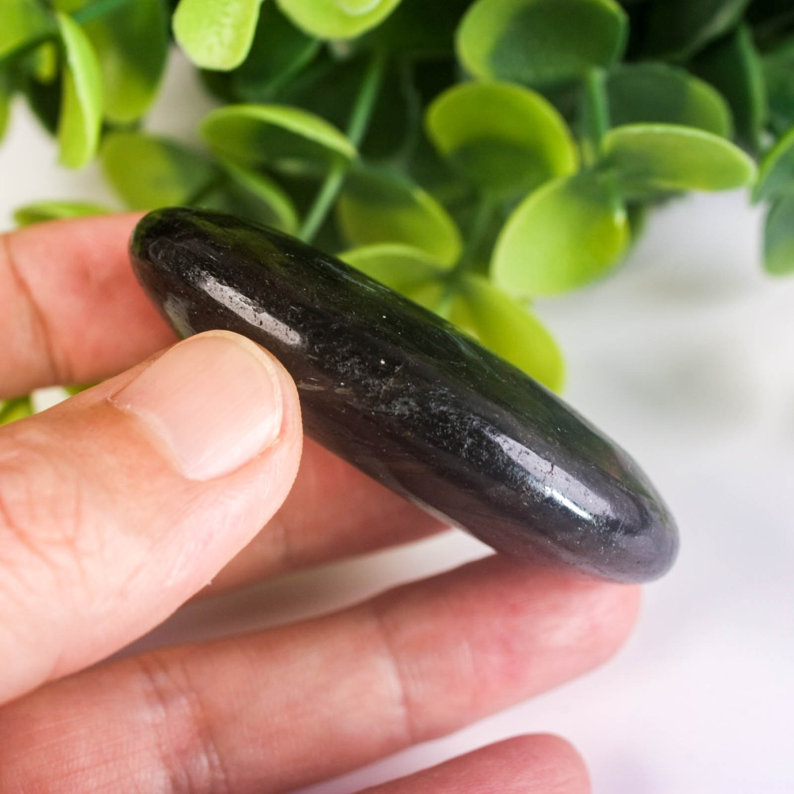 64g 60mm Rare Arfvedsonite Palm Stone Natural Firework Flash Crystal Worry Stone
