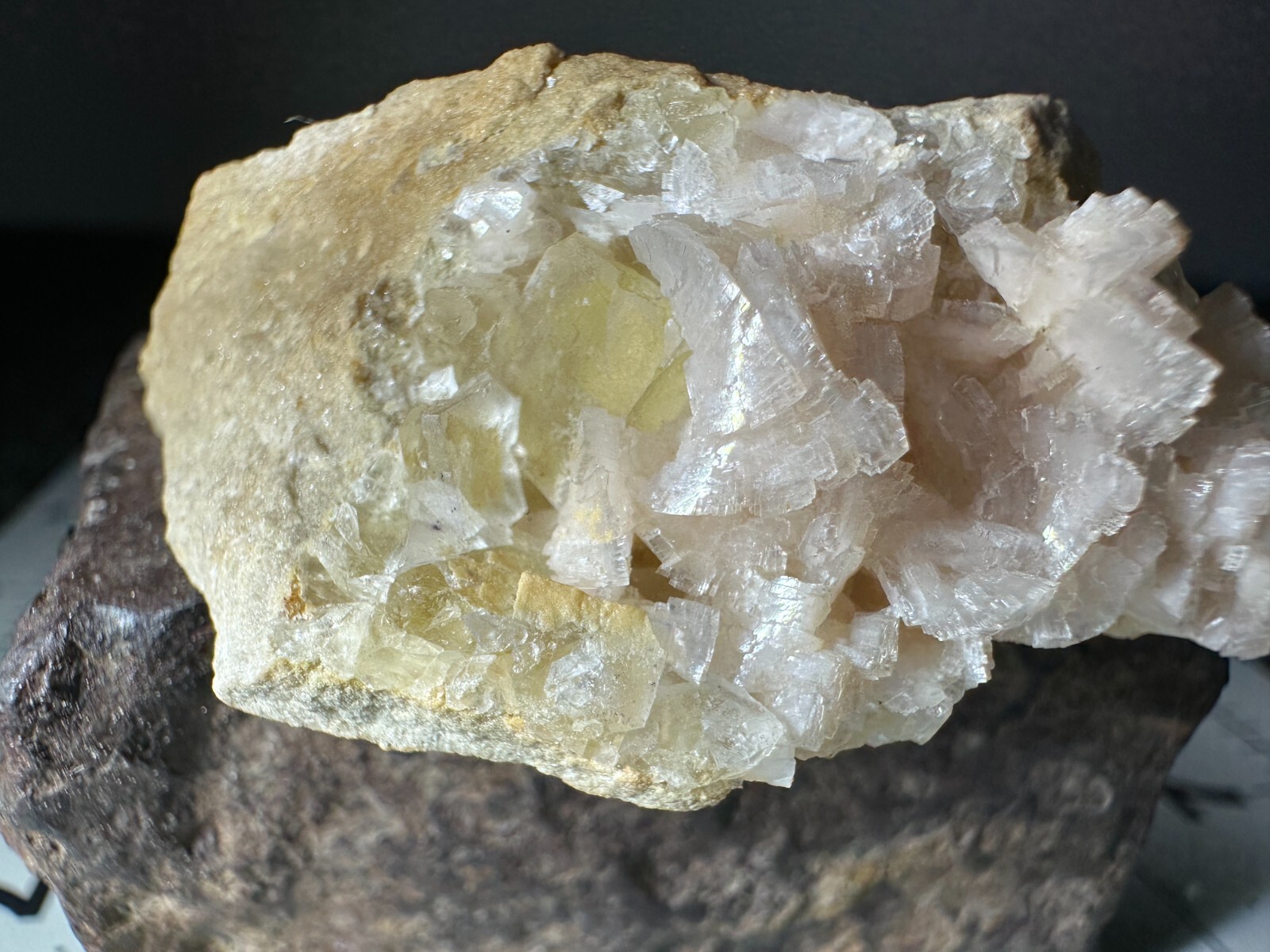 ➤2-1/2″ Phosfluorescent YELLOW FLUORITE /PINK DOLOMITE Corydon Indiana VIDEO➤514