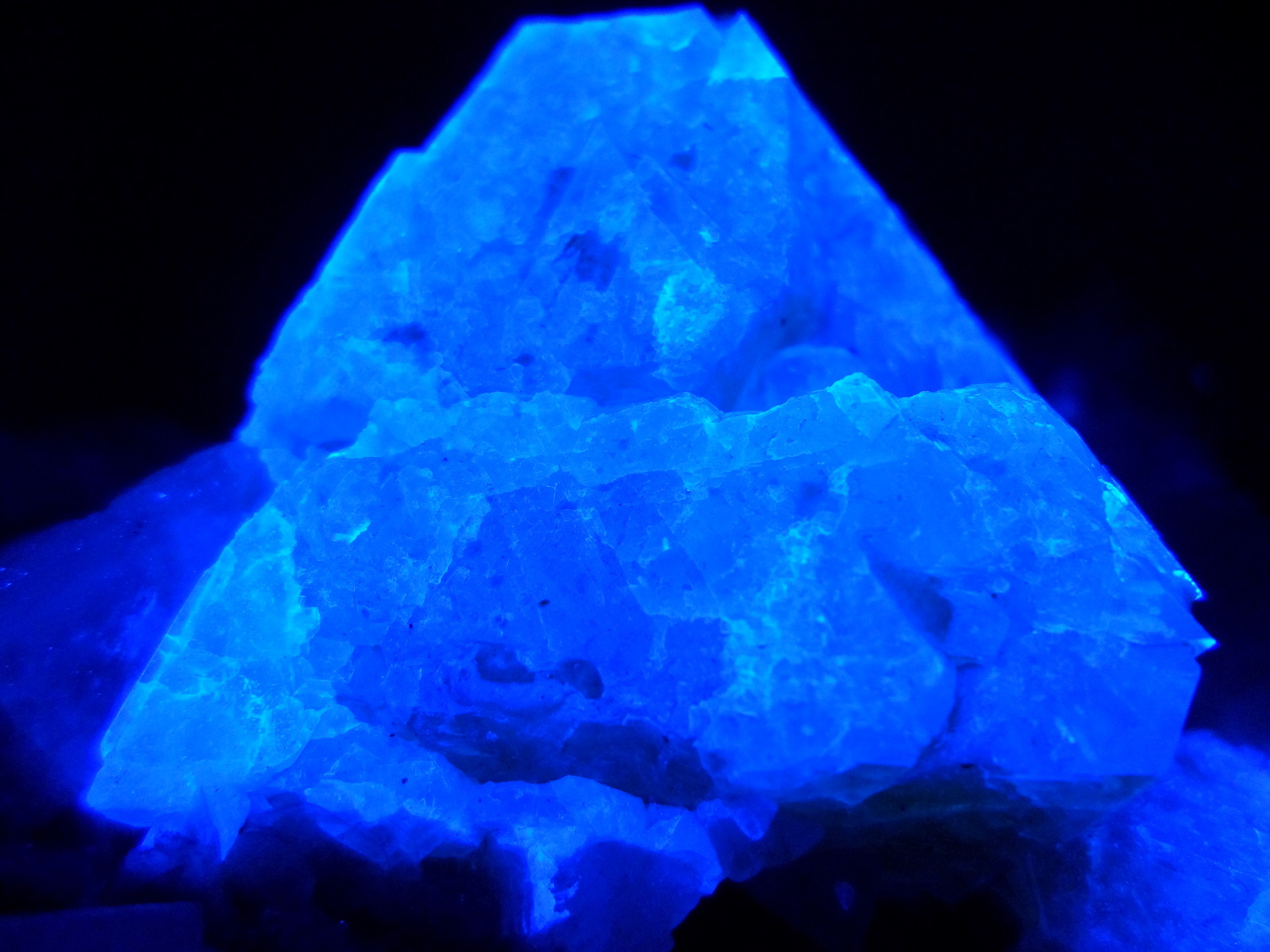 KB: SW FL BRIGHT BLUE/WHITE SCHEELITE CRYSTAL ON MATRIX FROM PINGWU, CHINA