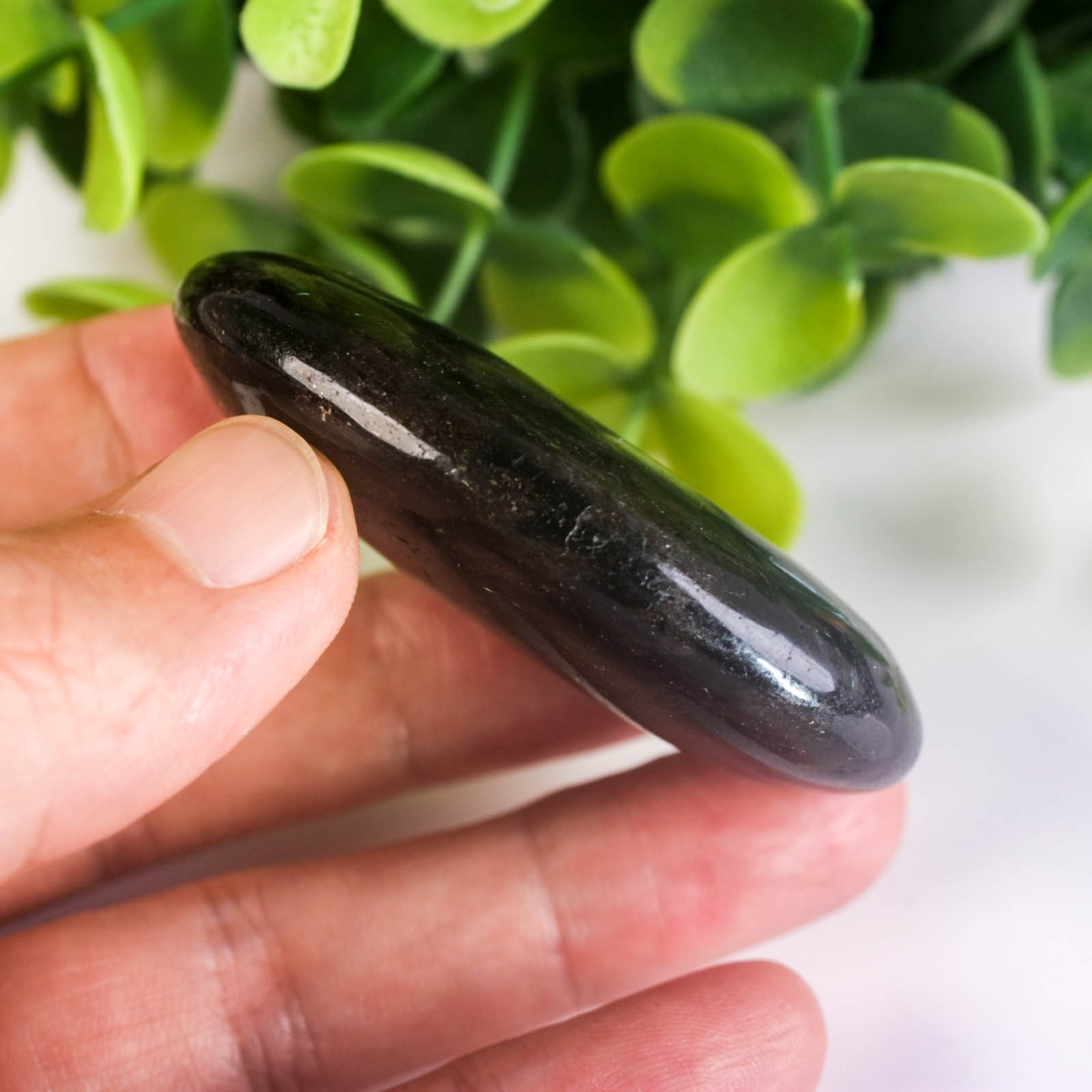 64g 59mm Rare Arfvedsonite Palm Stone Natural Firework Flash Crystal Worry Stone