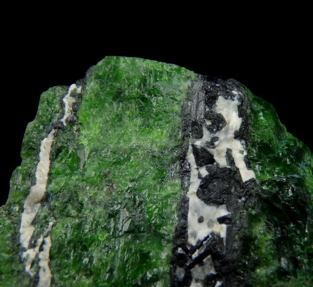 CHROMIAN DIOPSIDE & MAGNESIO-ARFVEDSONITE — RUSSIA – Siberia – Inagli /pm688