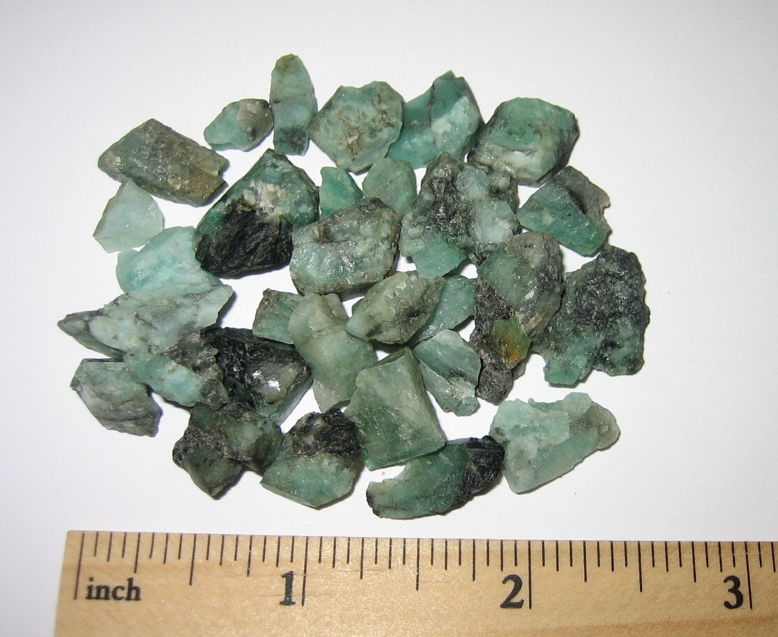 30 SMALL NATURAL ROUGH 0.2″- 0.5″ EMERALD GREEN BERYL CRYSTALS BRAZIL ~ 30.2g *A