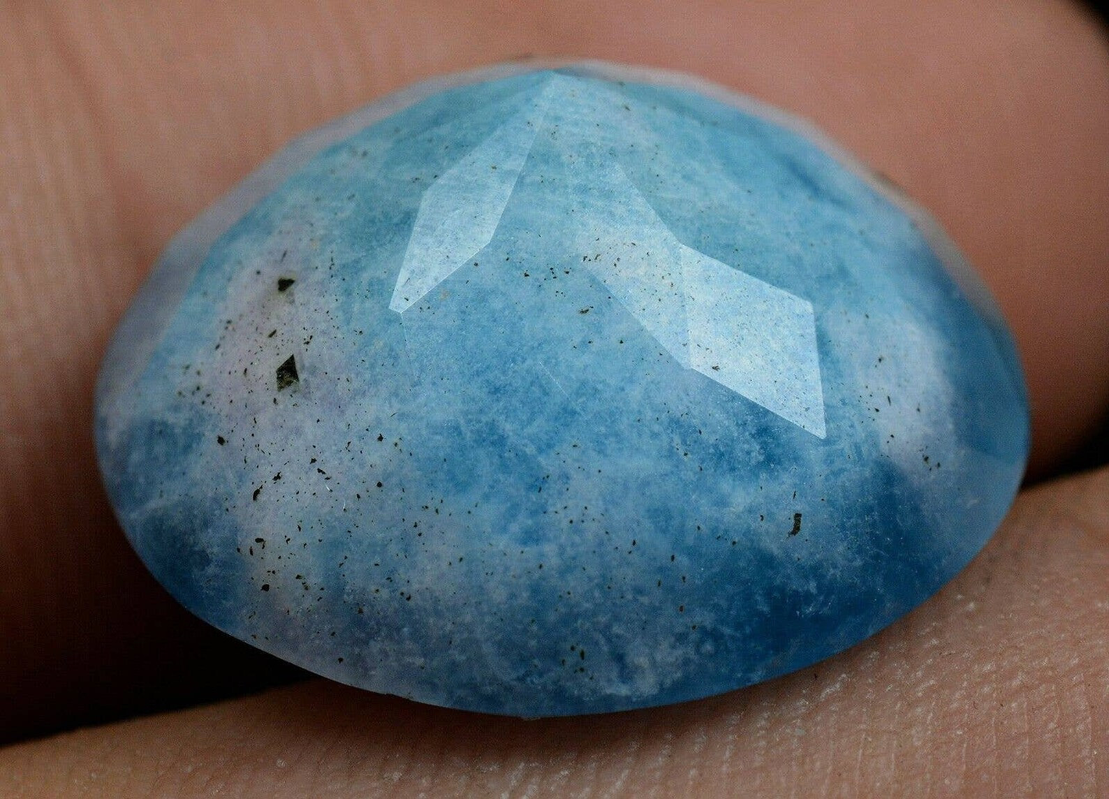 Mystery 14 Ct Fluorescent Phosphorescent Bi-Color Change Round Faceted Sodalite*