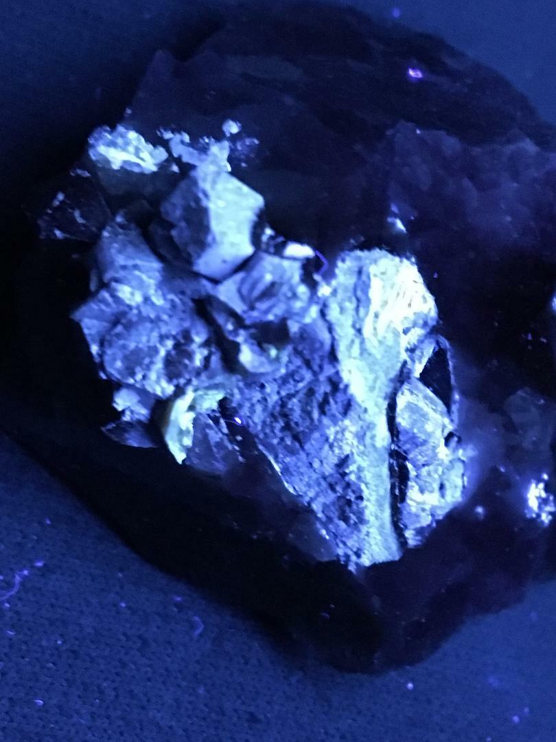 KB: FANTASTIC AND BRIGHT FL. BLUE/WHITE SW SCHEELITE ON MATRIX FROM GERMANY