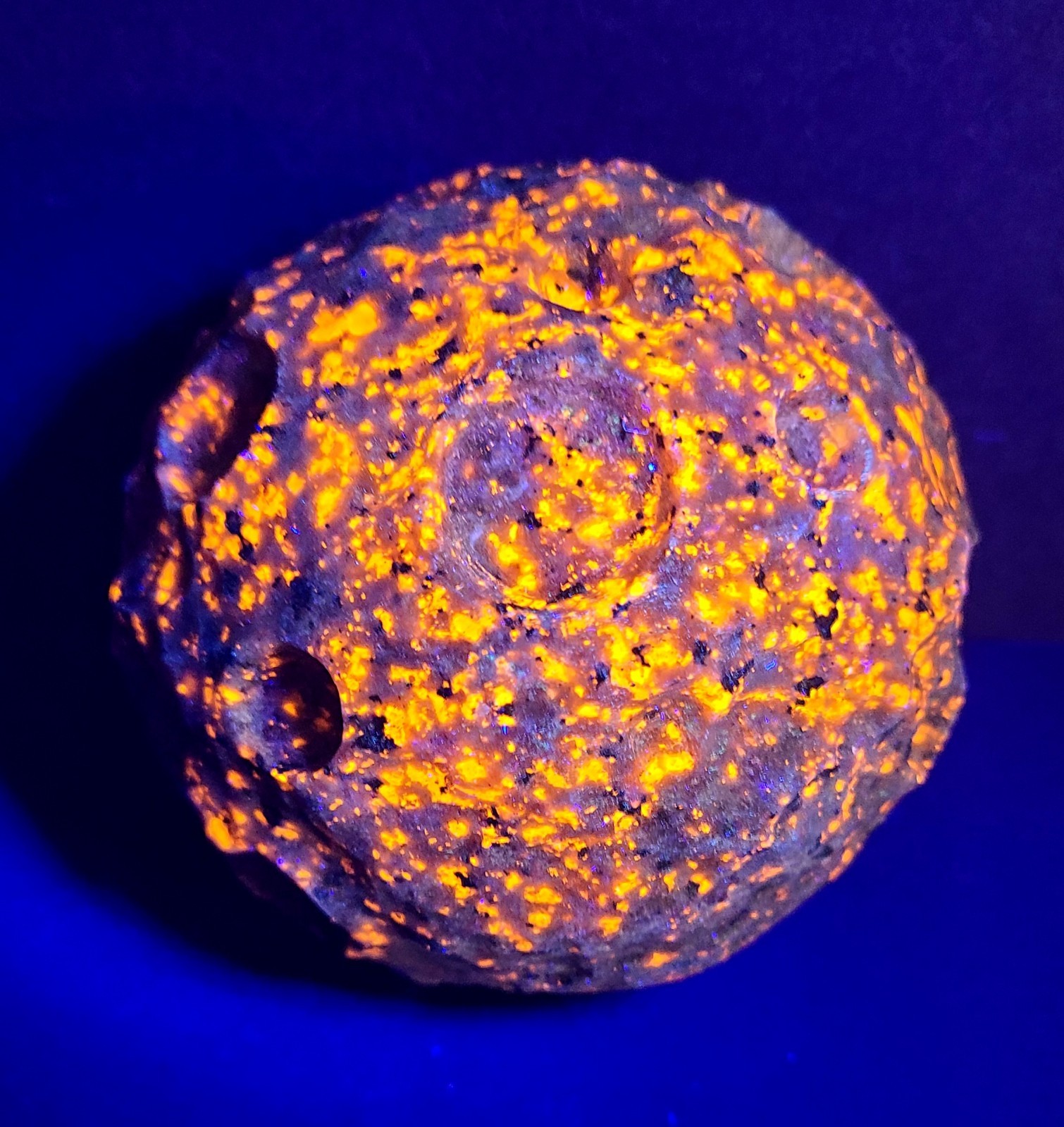 XXL 4″ 1,166g 100mm UV Reactive Glow Yooperlite Full Moon Stone Carving