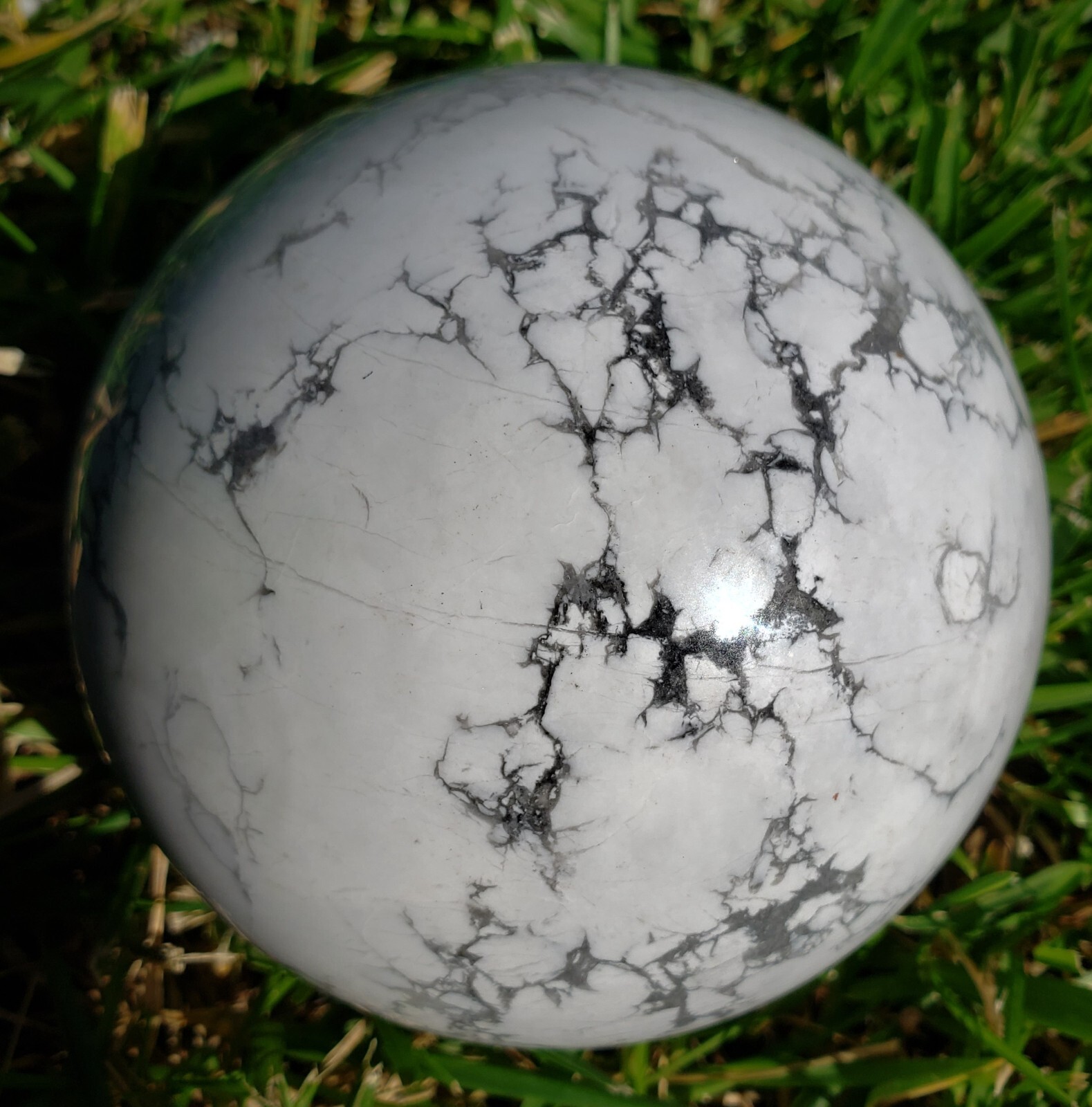 4.0″ Howlite Quartz Crystal Sphere Orb Ball Stone UV Fluorescence, 1812g