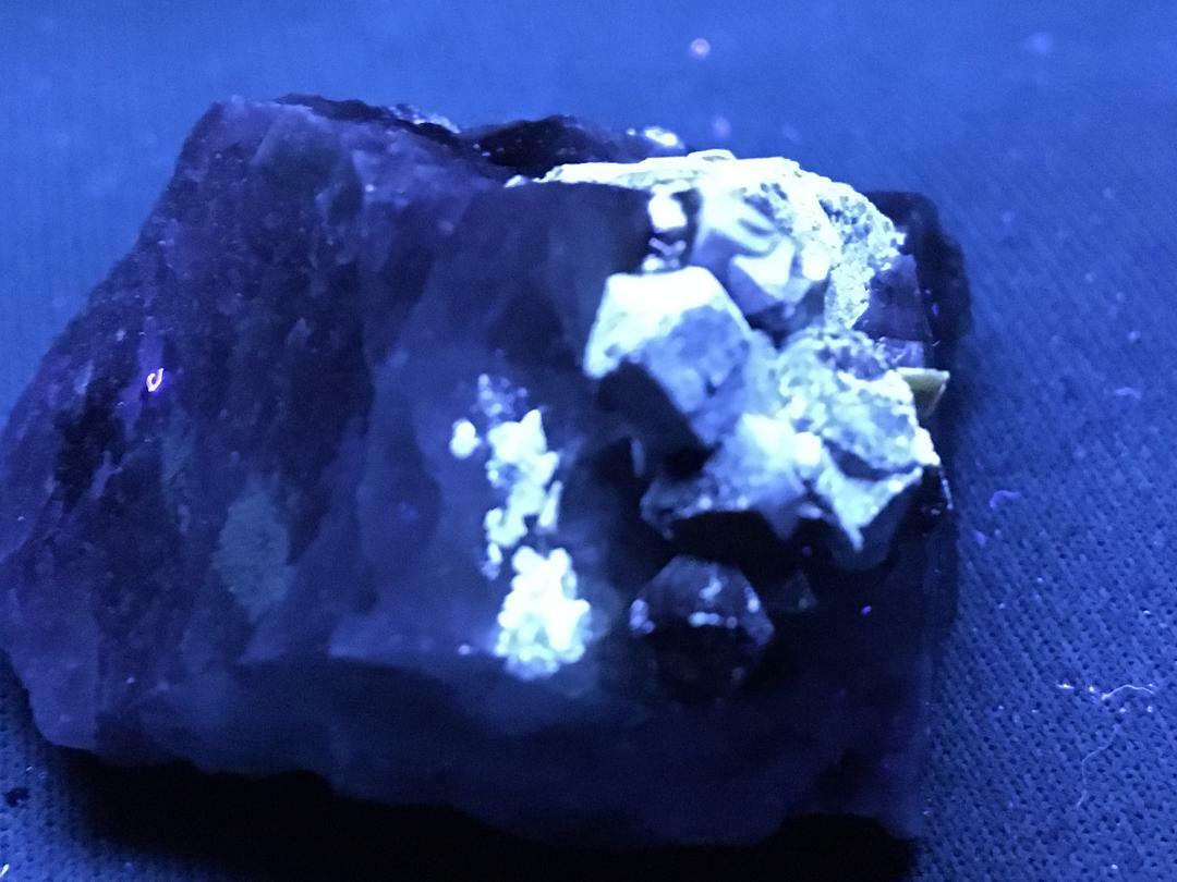 KB: FANTASTIC AND BRIGHT FL. BLUE/WHITE SW SCHEELITE ON MATRIX FROM GERMANY