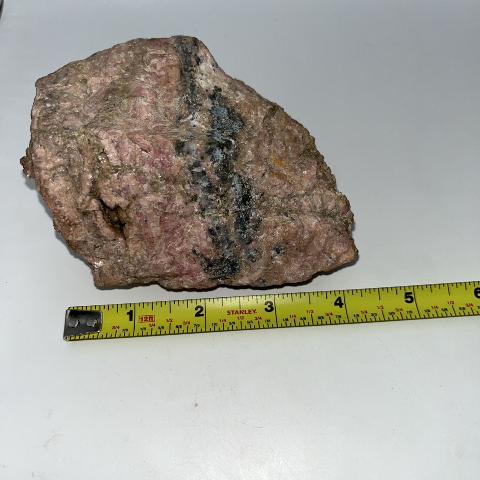 Rhodonite w/Franklinite 940g Franklin NJ 120x90x85mm Rose Pink Gemstone Specimen