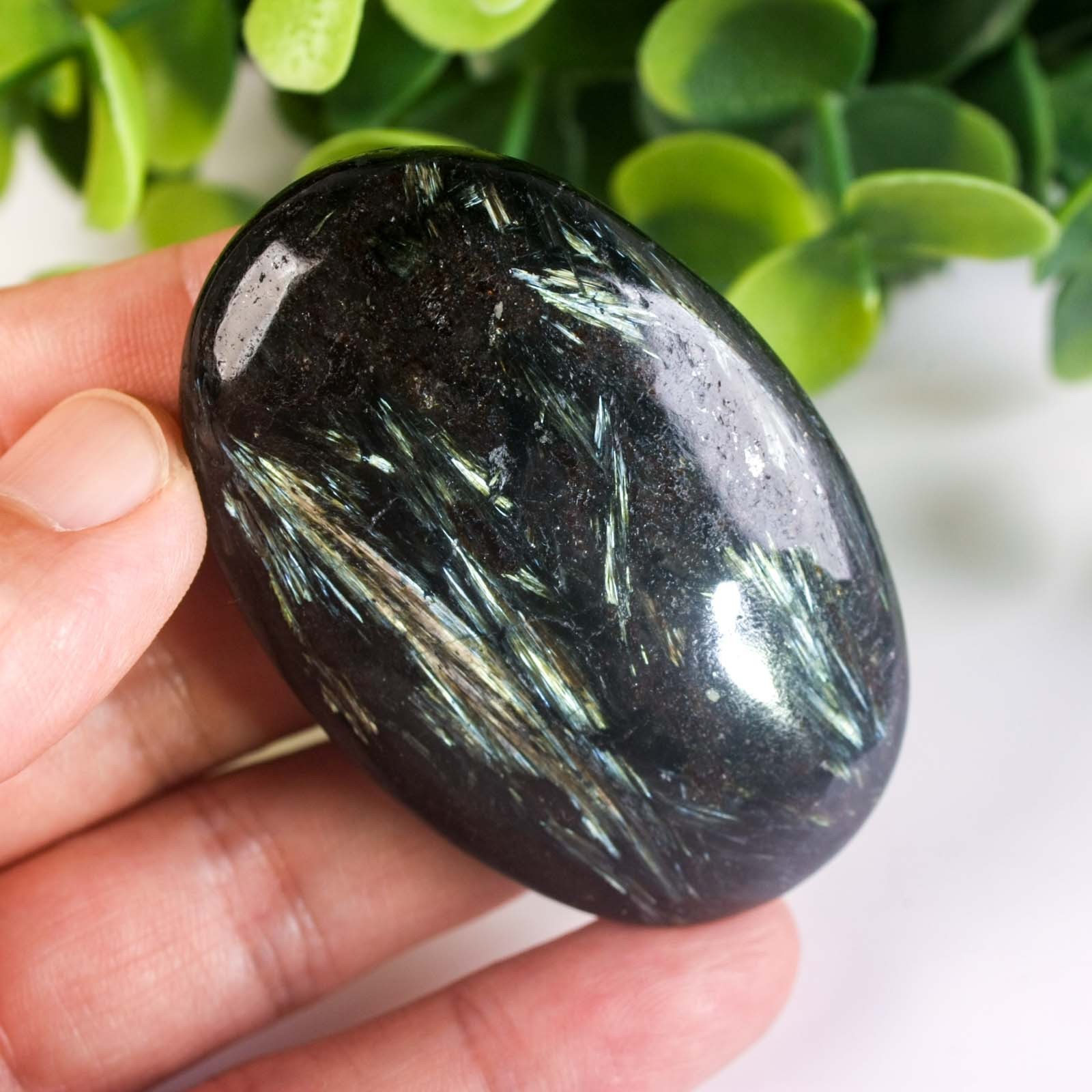 62g 58mm Rare Arfvedsonite Palm Stone Natural Firework Flash Crystal Worry Stone