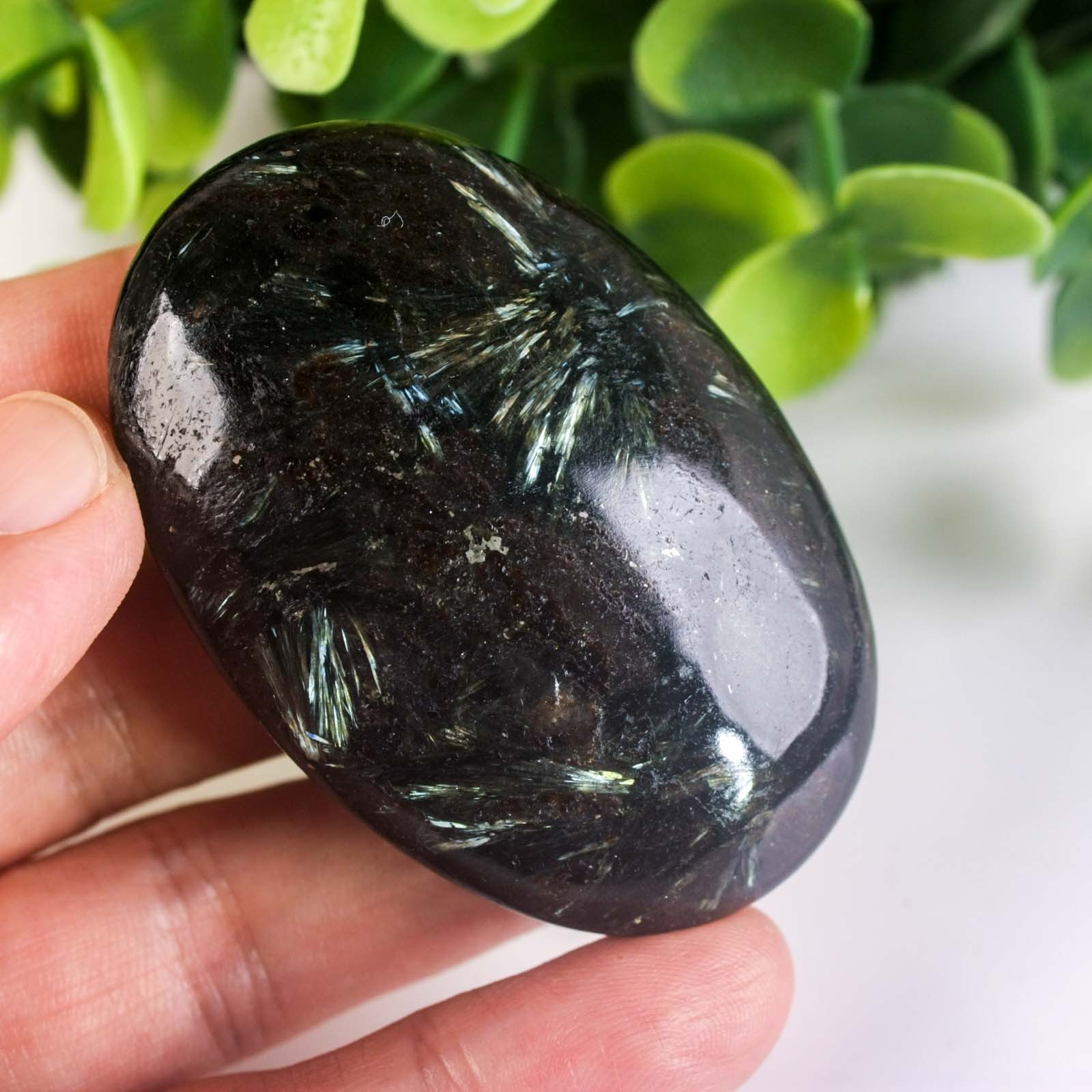 64g 59mm Rare Arfvedsonite Palm Stone Natural Firework Flash Crystal Worry Stone