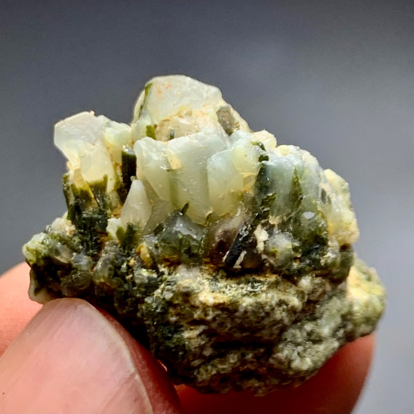 60 CT Terminated Natural Epidot Crystals Bunch with Quartz Pakistan