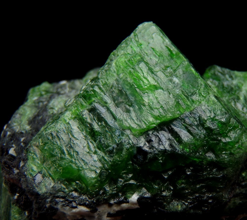 CHROMIAN DIOPSIDE & MAGNESIO-ARFVEDSONITE — RUSSIA – Siberia – Inagli /pm688