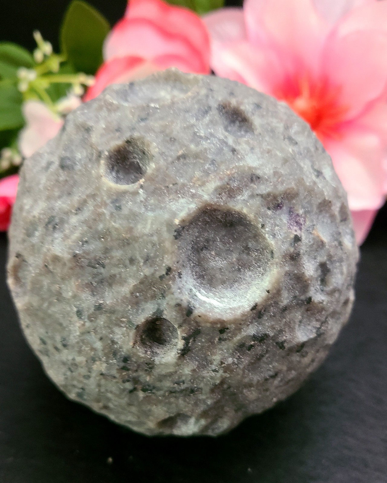 XXL 4″ 1,166g 100mm UV Reactive Glow Yooperlite Full Moon Stone Carving