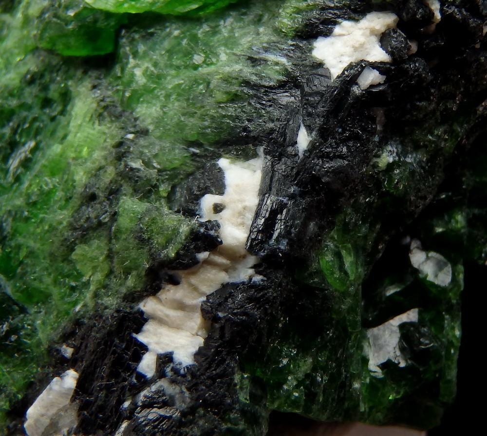 CHROMIAN DIOPSIDE & MAGNESIO-ARFVEDSONITE — RUSSIA – Siberia – Inagli /pm688