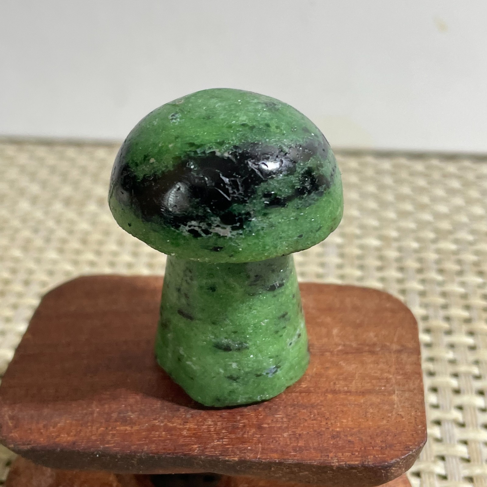 49g Natural quartz green treasure, carved and polished, mushrooms
