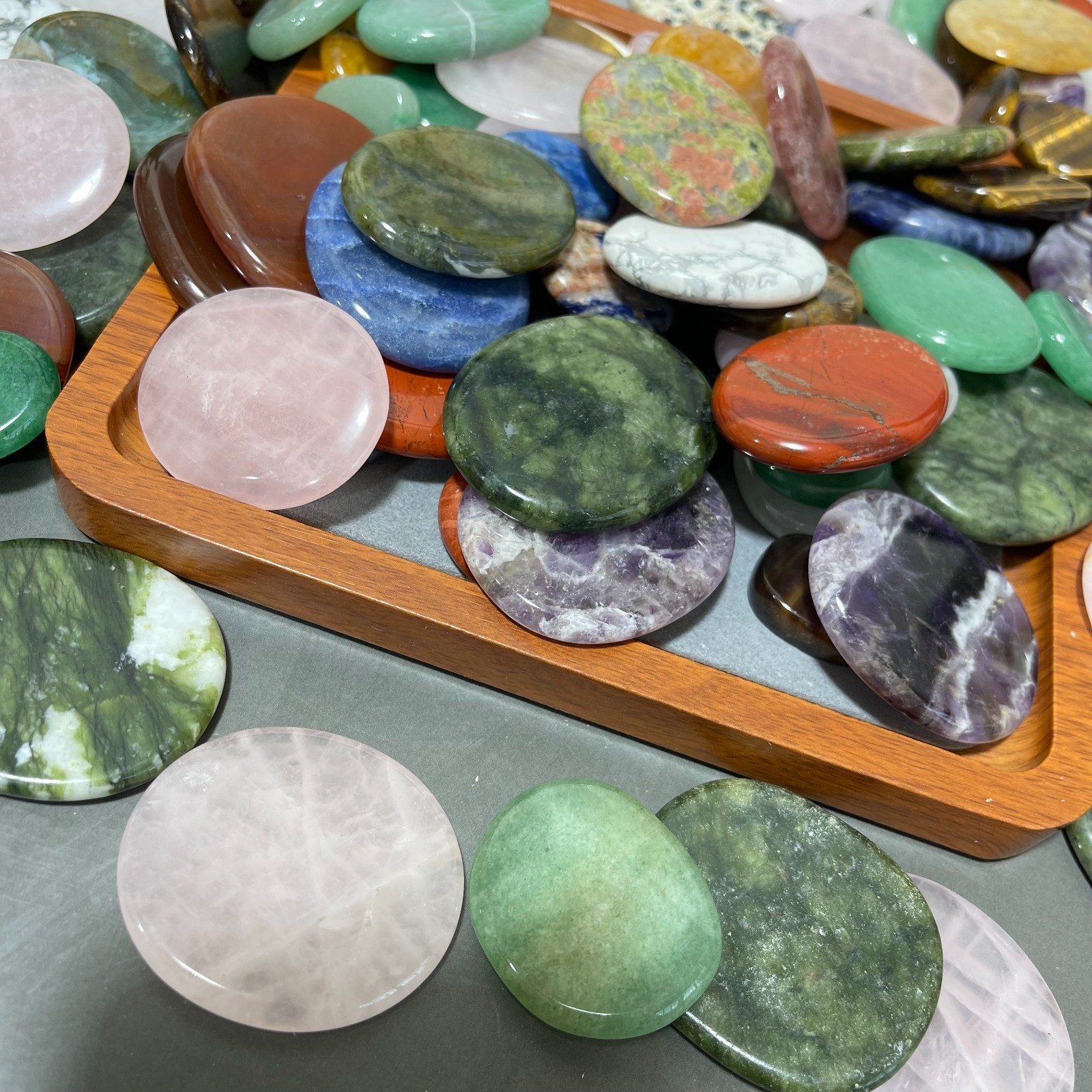 Wholesale Lot 10PCS Natural Mix Quartz Palm Stones Crystal Healing