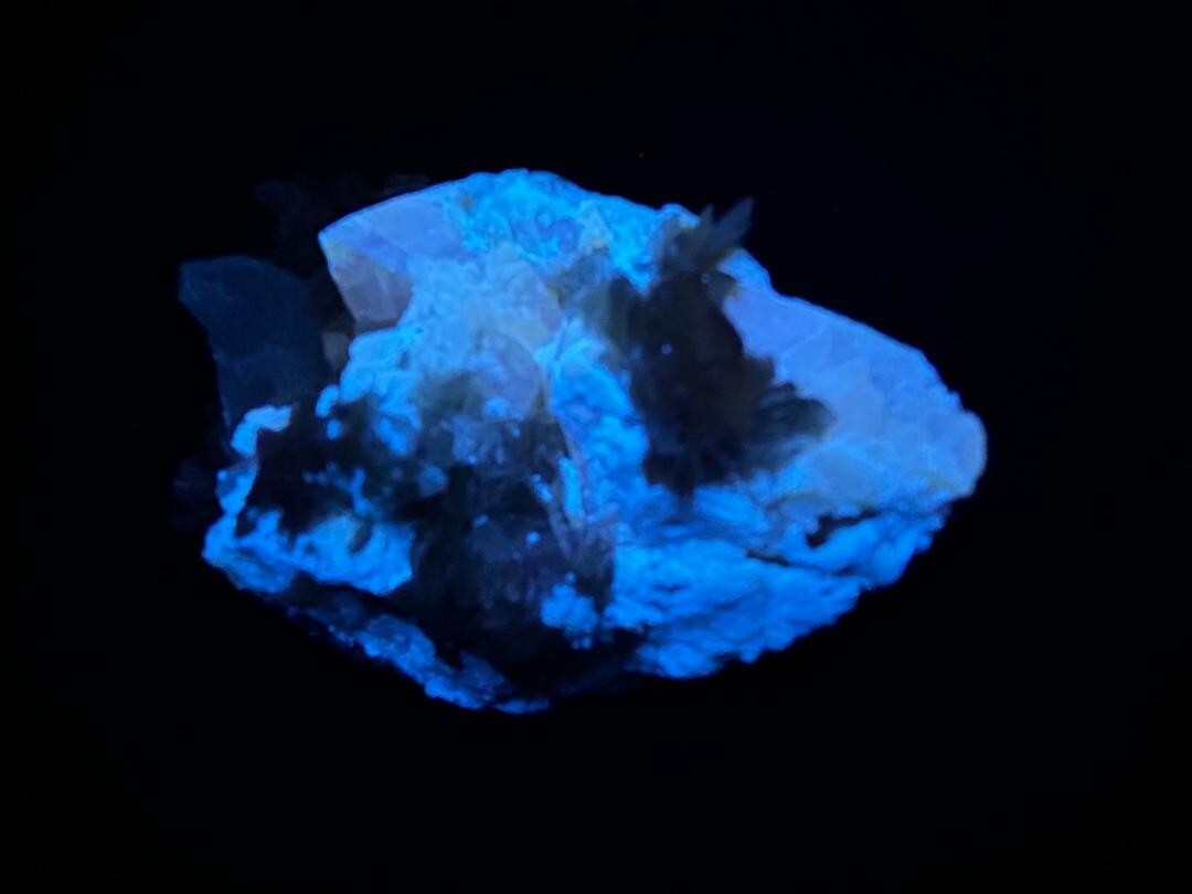 KB: GREAT! SW FL BRIGHT BLUE/WHITE, LW ORANGE SCHEELITE, SICHUAN PROVINCE, CHINA