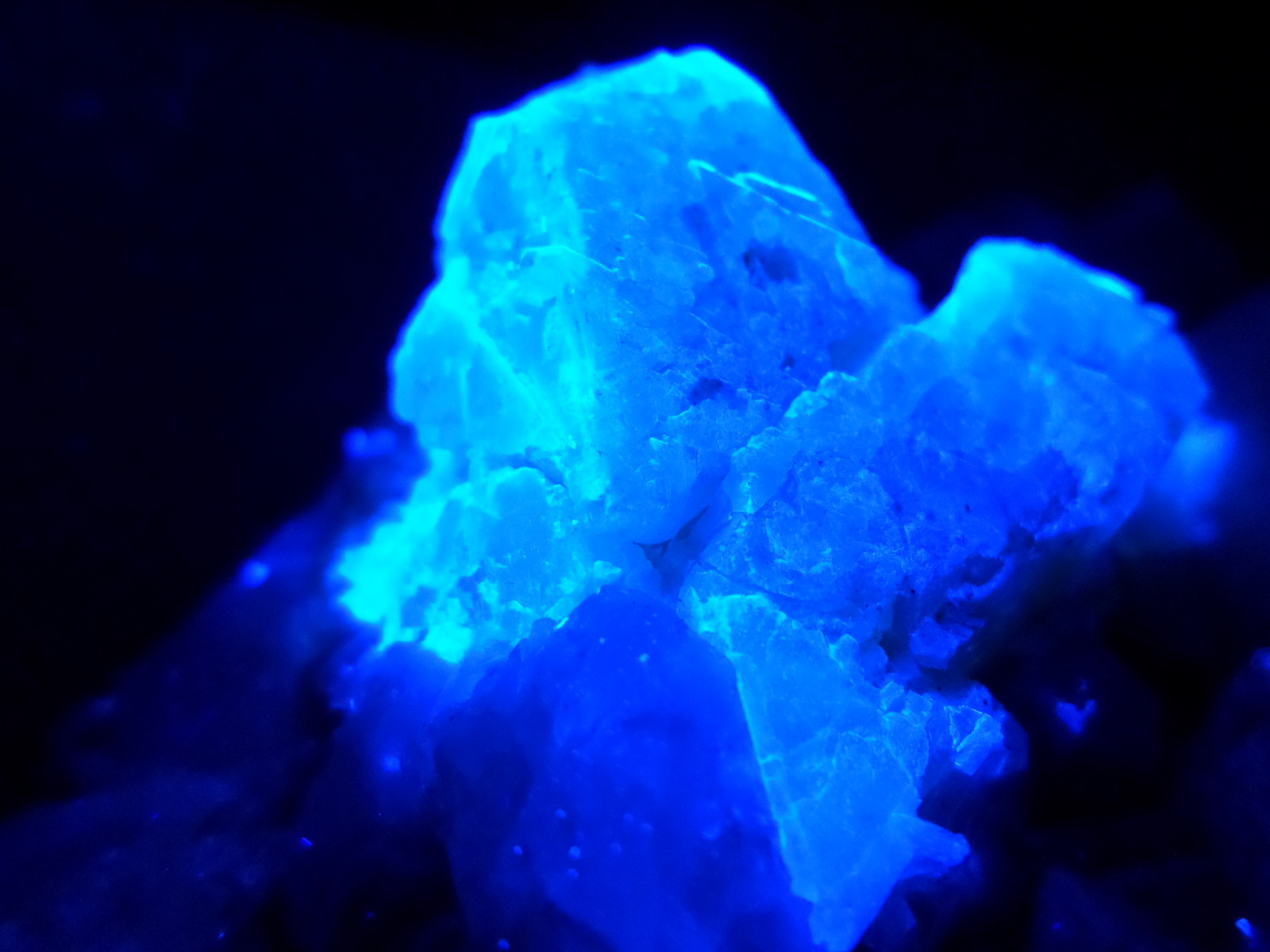 KB: SW FL BRIGHT BLUE/WHITE SCHEELITE CRYSTAL ON MATRIX FROM PINGWU, CHINA