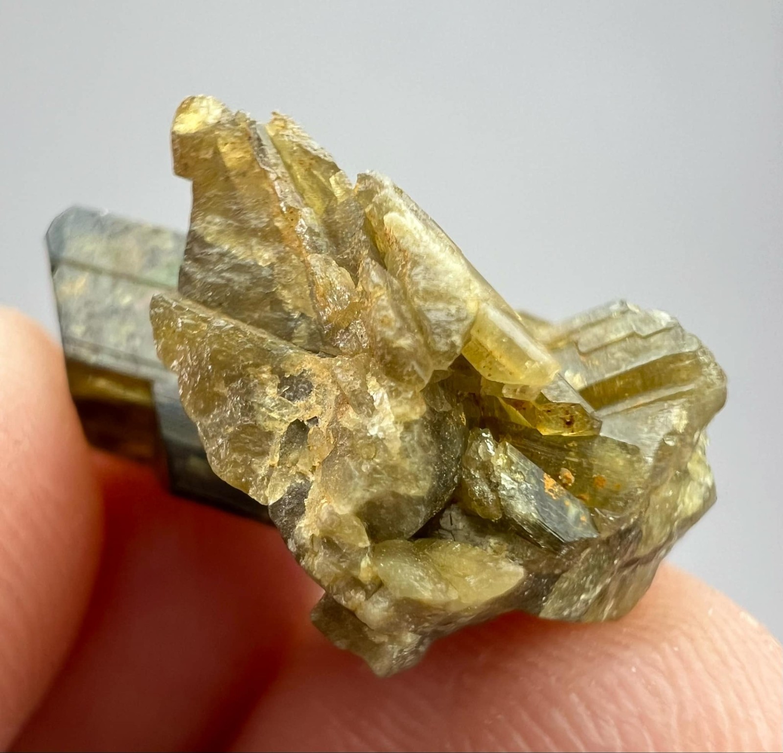 27 CT Natural Classic Epidote Crystal From Skardu Pakistan s-9
