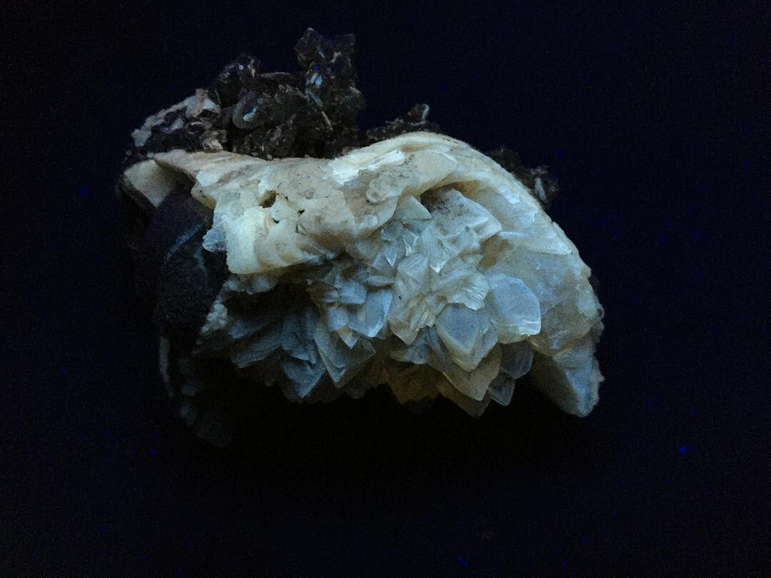 KB: BRIGHT! FL. YELLOW/WHITE SW/LW/PHOS CALCITE CRYSTALS RUCK’S PIT, FLORIDA