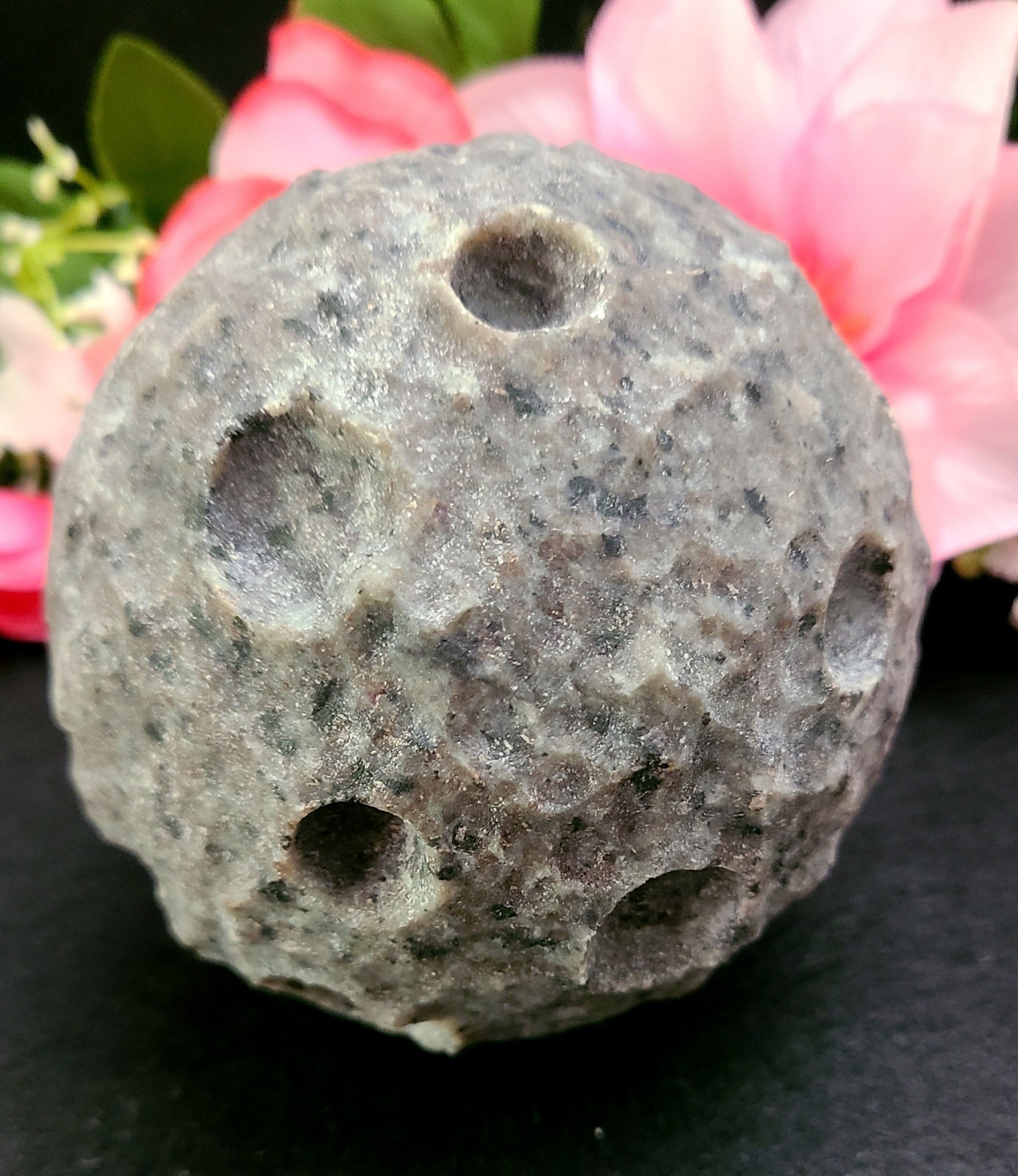 XXL 4″ 1,166g 100mm UV Reactive Glow Yooperlite Full Moon Stone Carving