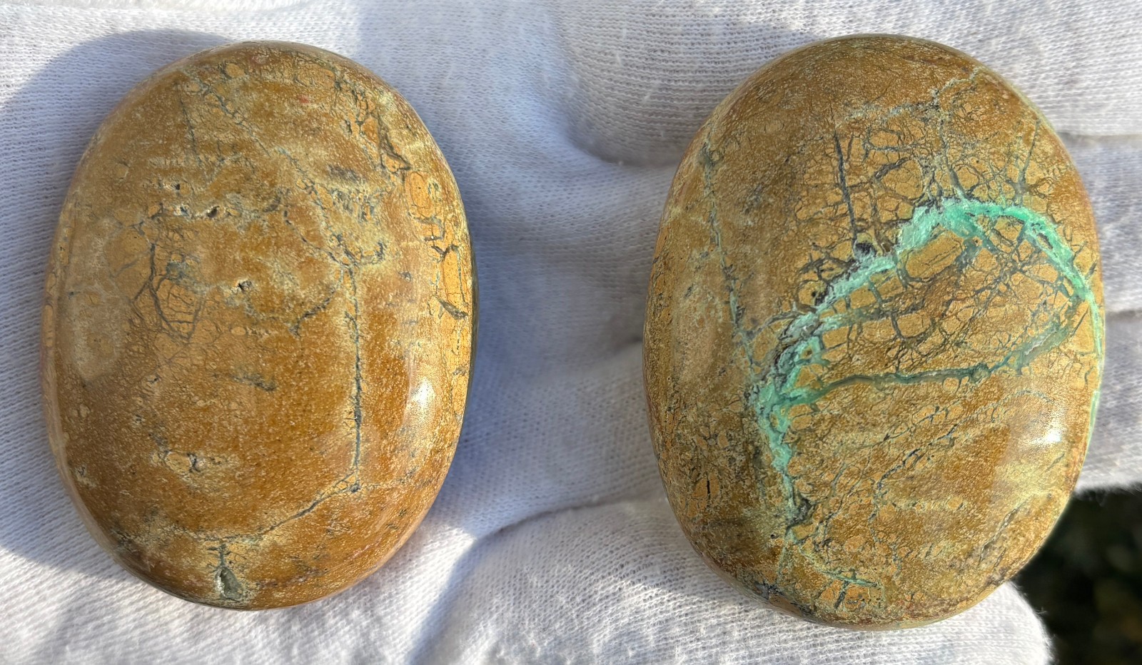 USA SALE SEE VIDEO 157g LOT 2 GREEN SMITHSONITE PALMSTONES PALM STONE STONES