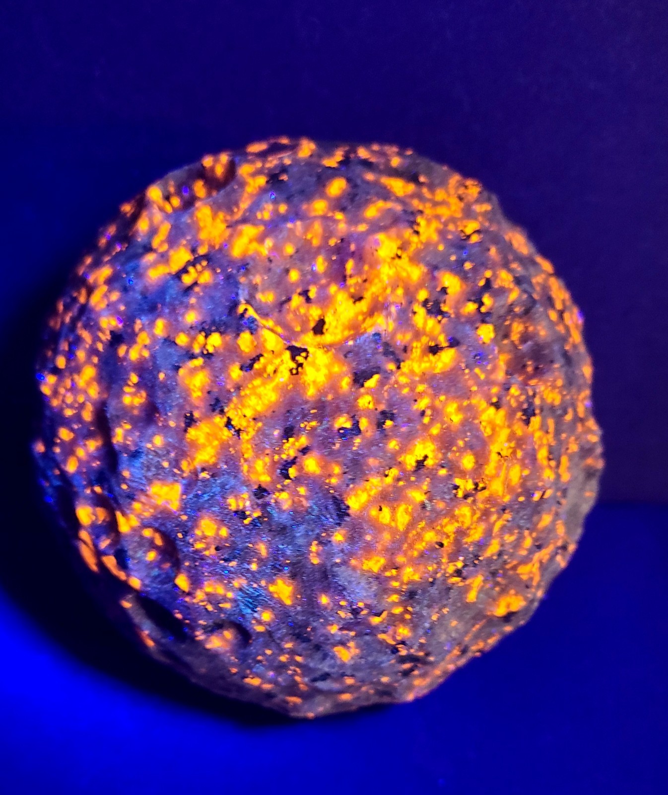 XXL 4″ 1,166g 100mm UV Reactive Glow Yooperlite Full Moon Stone Carving