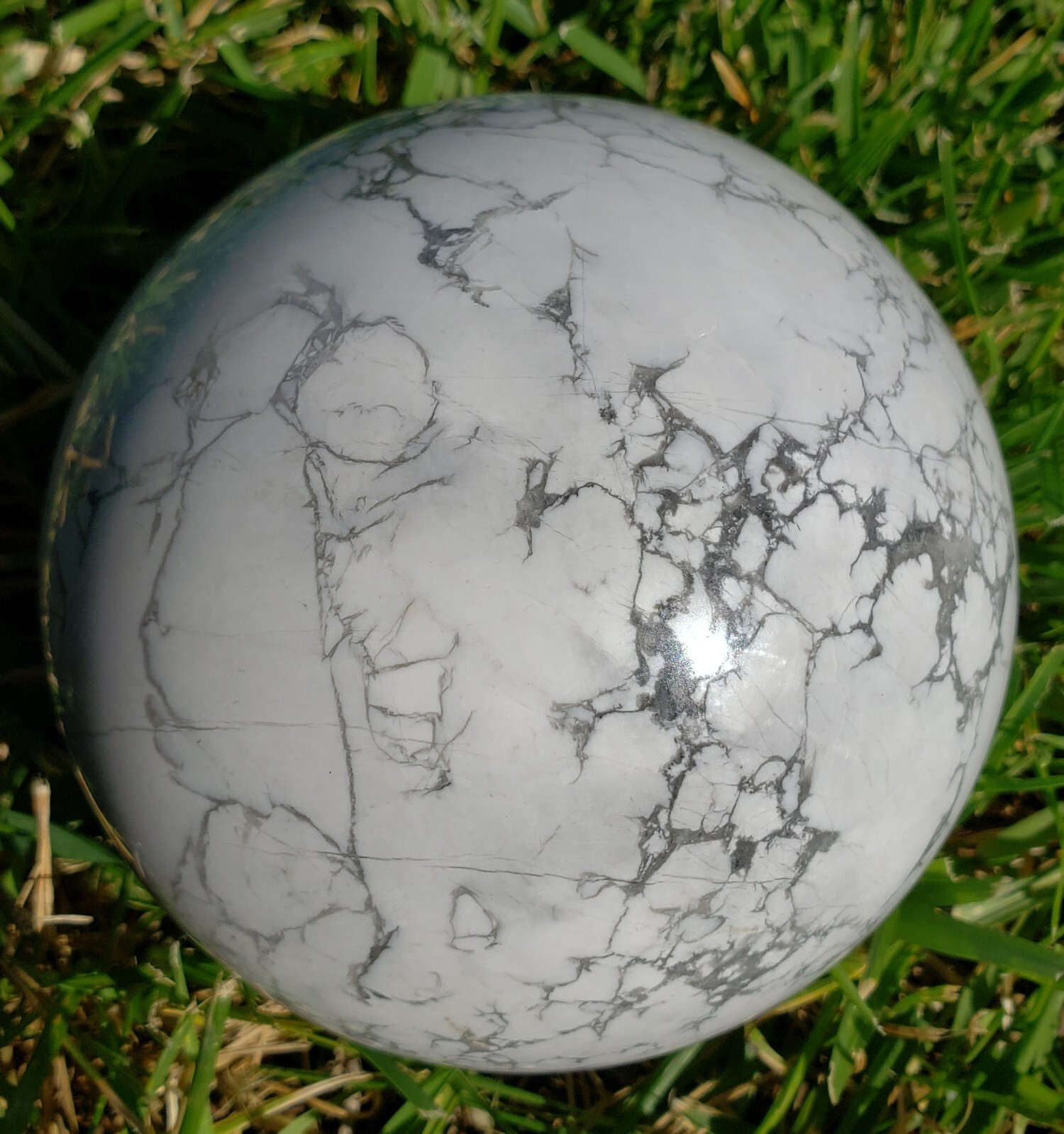 4.0″ Howlite Quartz Crystal Sphere Orb Ball Stone UV Fluorescence, 1812g