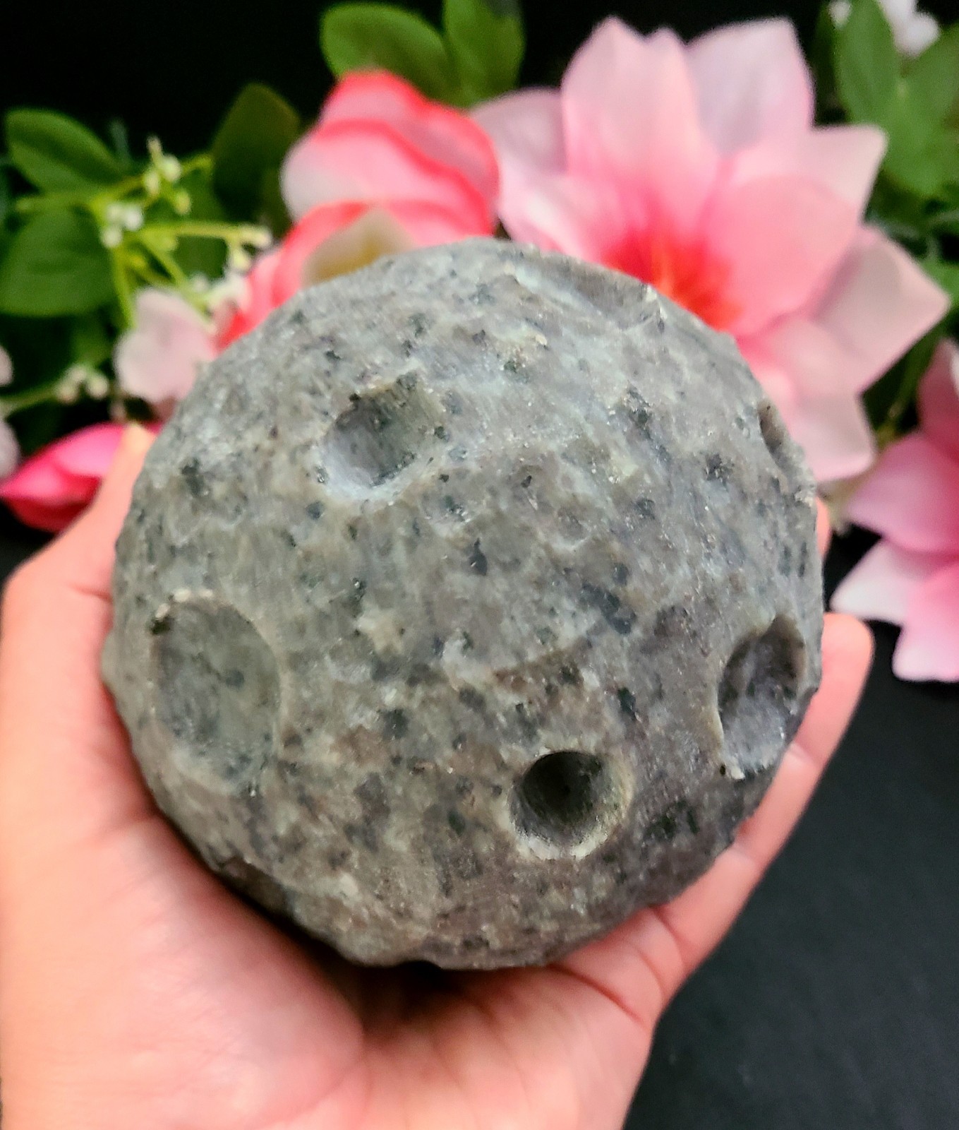 XXL 4″ 1,166g 100mm UV Reactive Glow Yooperlite Full Moon Stone Carving