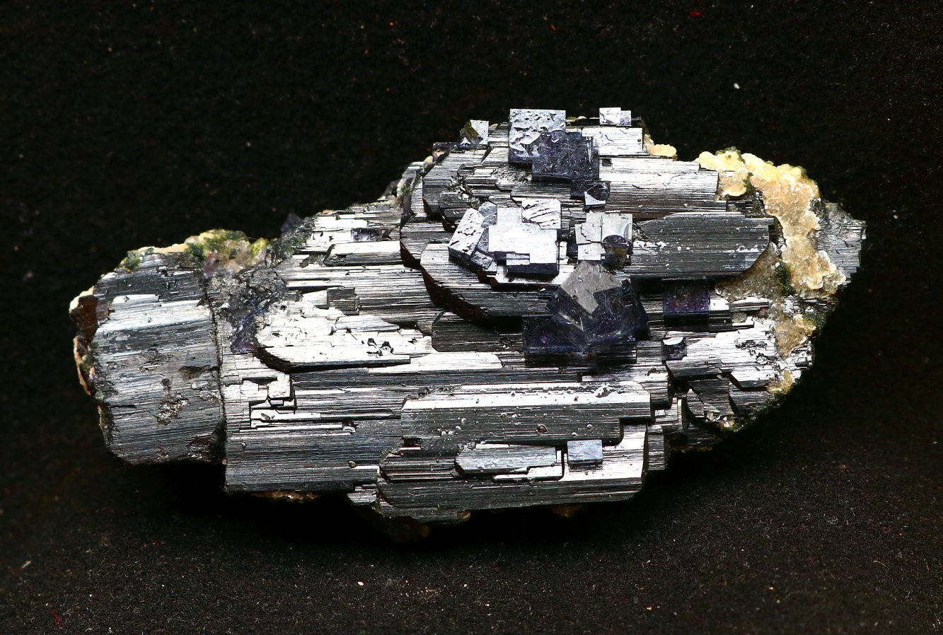 Natural”Hair” Blue Cubic fluorite Black tungsten ore mineral specimen/China