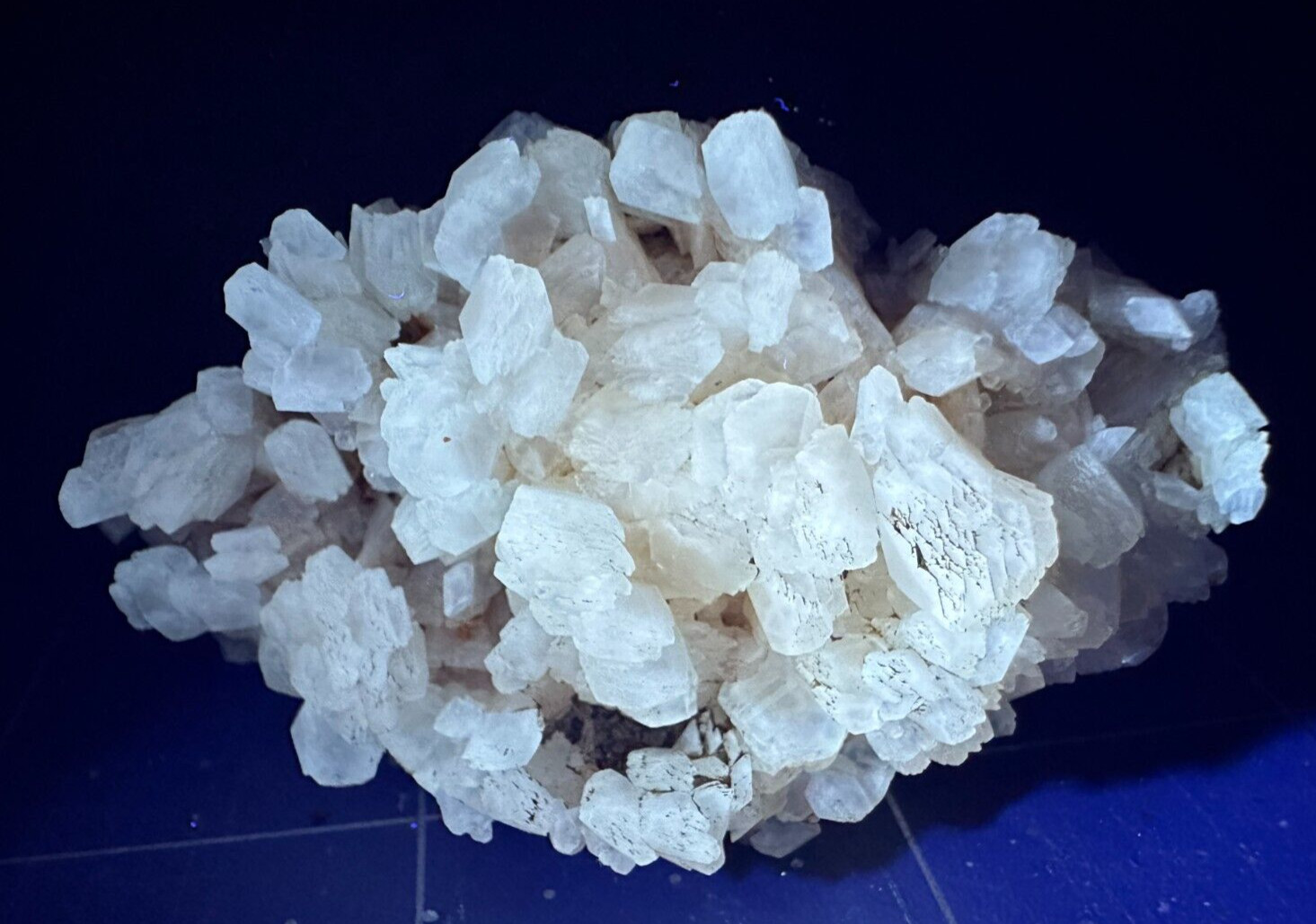 ➤ 2-1/2″ PHOSFLUORESCENT CREAM CALCITE on DOLOMITE Corydon Indiana VIDEO➤465