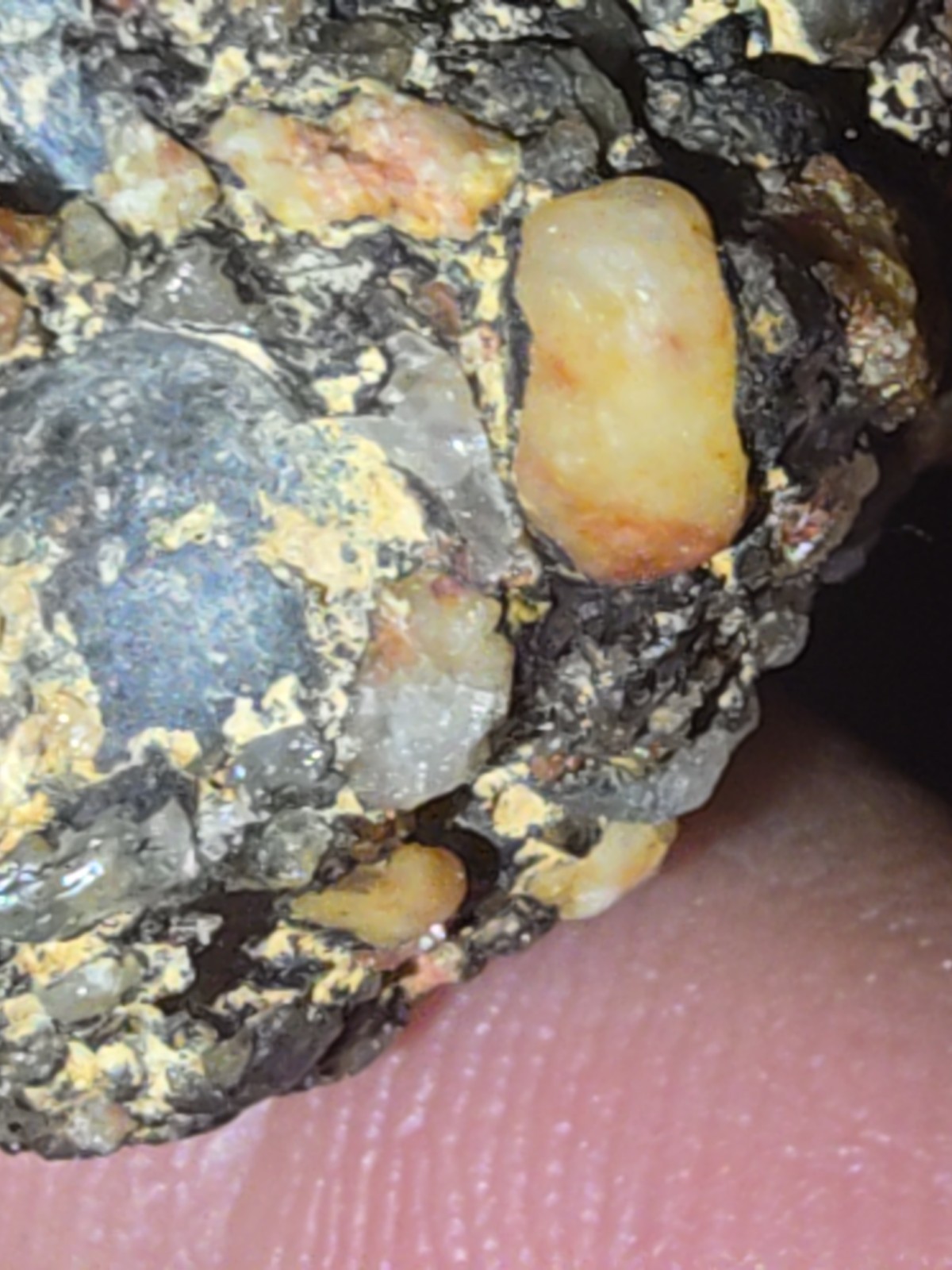 Bearing diamond rock that’s 1 1/2 tall by 1 1/4 inches in whith.